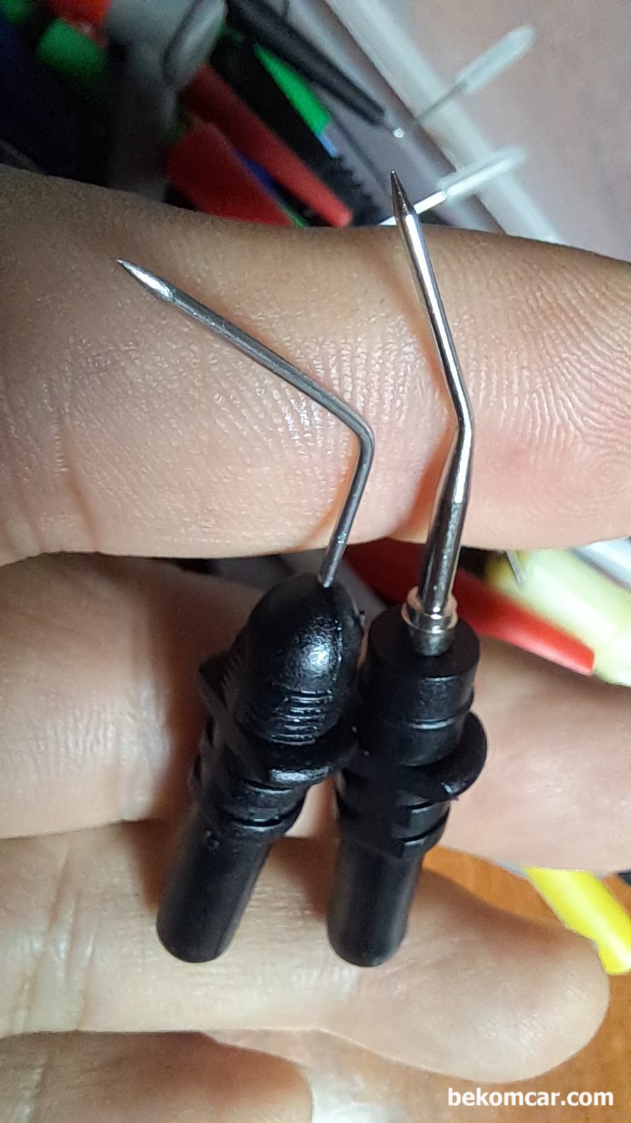 ECM, 산소센서, 솔레노이드밸브 등 전기적 진단시 사용하는 탐침봉, ECM, 산소센서, 솔레노이드밸브 등 전기적 진단시 사용하는 탐침봉 으로 기존은 니들이 뺑 뻉 돌아가는데 새로운것은 스크류 방식이라 딱 고정된다. 빨간색 검정색 노란색 파란색 초록색 등 배선의 성격에 따라서 사용 할 수 있도록 다양한 색상의 탐침봉을 준비한다.|بيكومكار  (bekomcar)