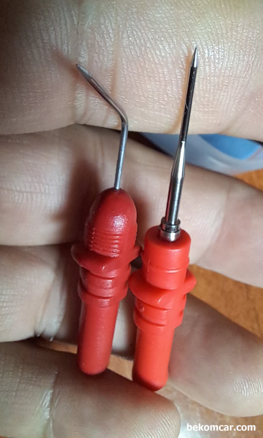 ECM, 산소센서, 솔레노이드밸브 등 전기적 진단시 사용하는 탐침봉, ECM, 산소센서, 솔레노이드밸브 등 전기적 진단시 사용하는 탐침봉 으로 기존은 니들이 뺑 뻉 돌아가는데 새로운것은 스크류 방식이라 딱 고정된다. 탐침봉 비교사진다.|بيكومكار  (bekomcar)