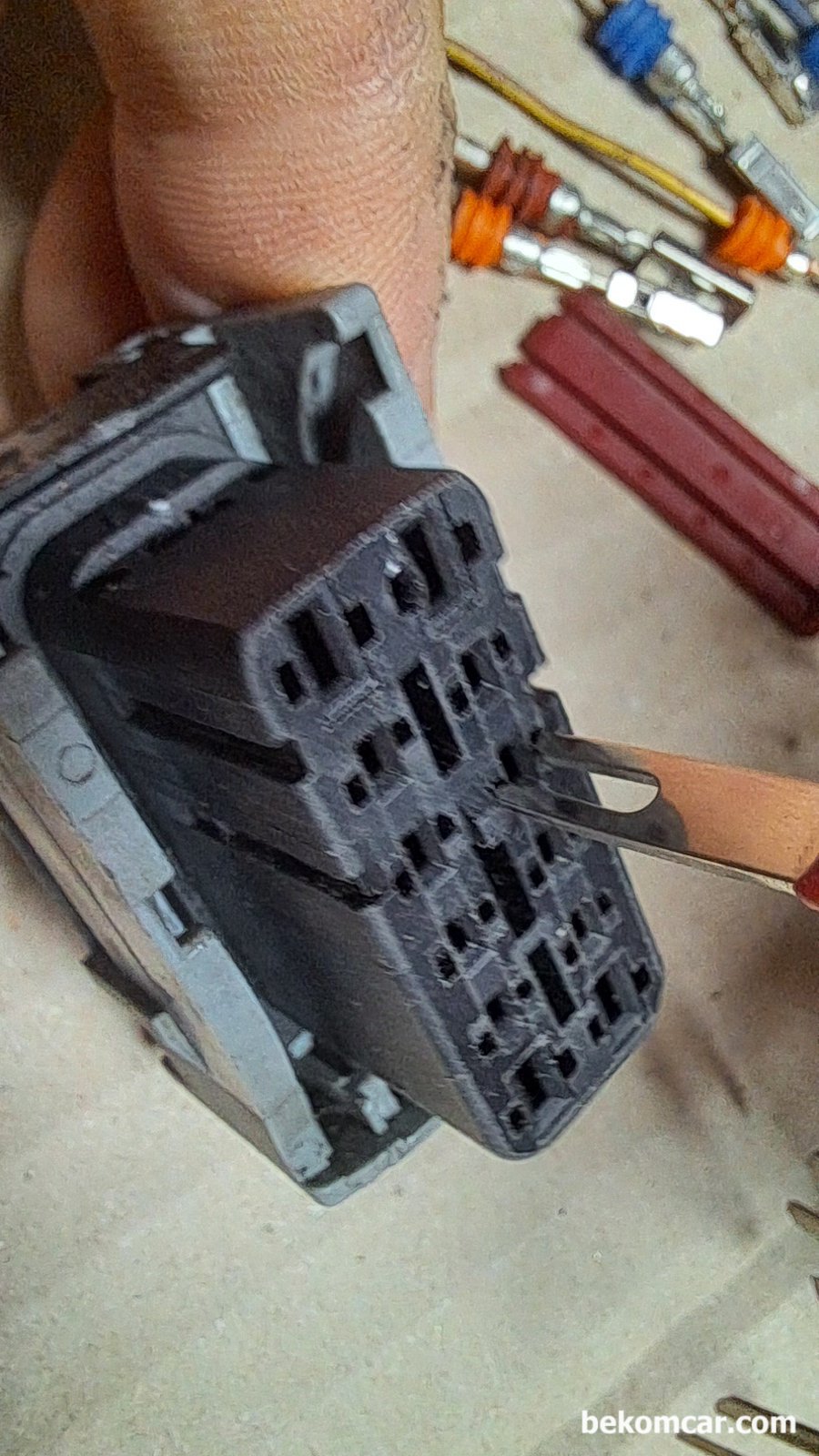 ECM 핀 배선 탈거 삽입 작업시 참고사항, 포드 익스, ECM 핀 배선 작업시 참고 사항이다. 핀 제거 공구를 잘 선택 하는것이 가장 중요하다. ECM의 경우 대부분 2군데 화살처럼 된 핀 고정 부분을 동시에 눌러줄 수 있는 공구를 사용하면 쉽게 핀 탈거가 가능하다.|بيكومكار  (bekomcar)