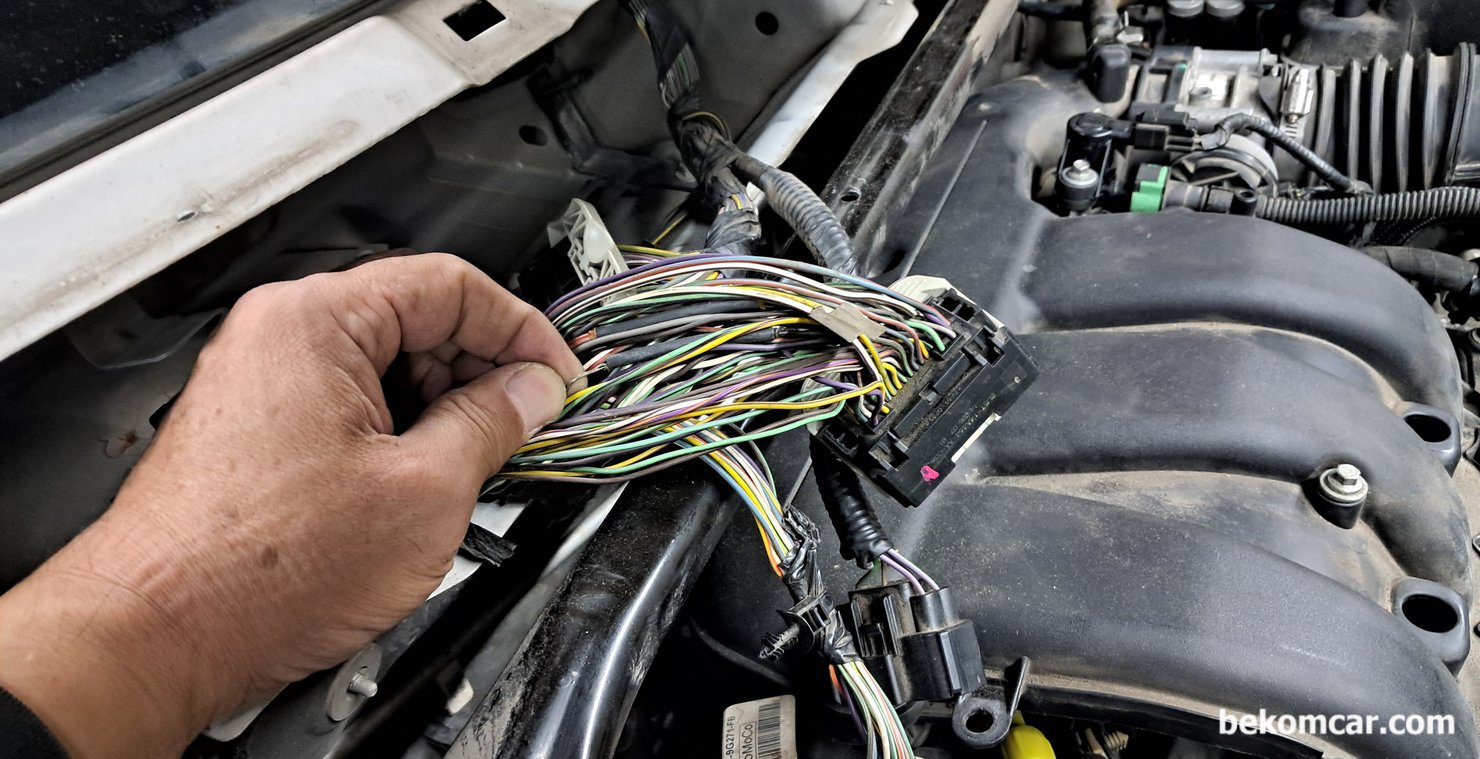 ECM 핀 배선 탈거 삽입 작업시 참고사항, 포드 익스, ECM 핀 배선 작업시 참고 사항이다. 핀 제거 공구를 잘 선택 하는것이 가장 중요하다. 엔진컴퓨터 배선 작업차량은 포드 익스플로러 이다. ECM 고장으로 인한 심한 부조가 있는 상태이다.|بيكومكار  (bekomcar)