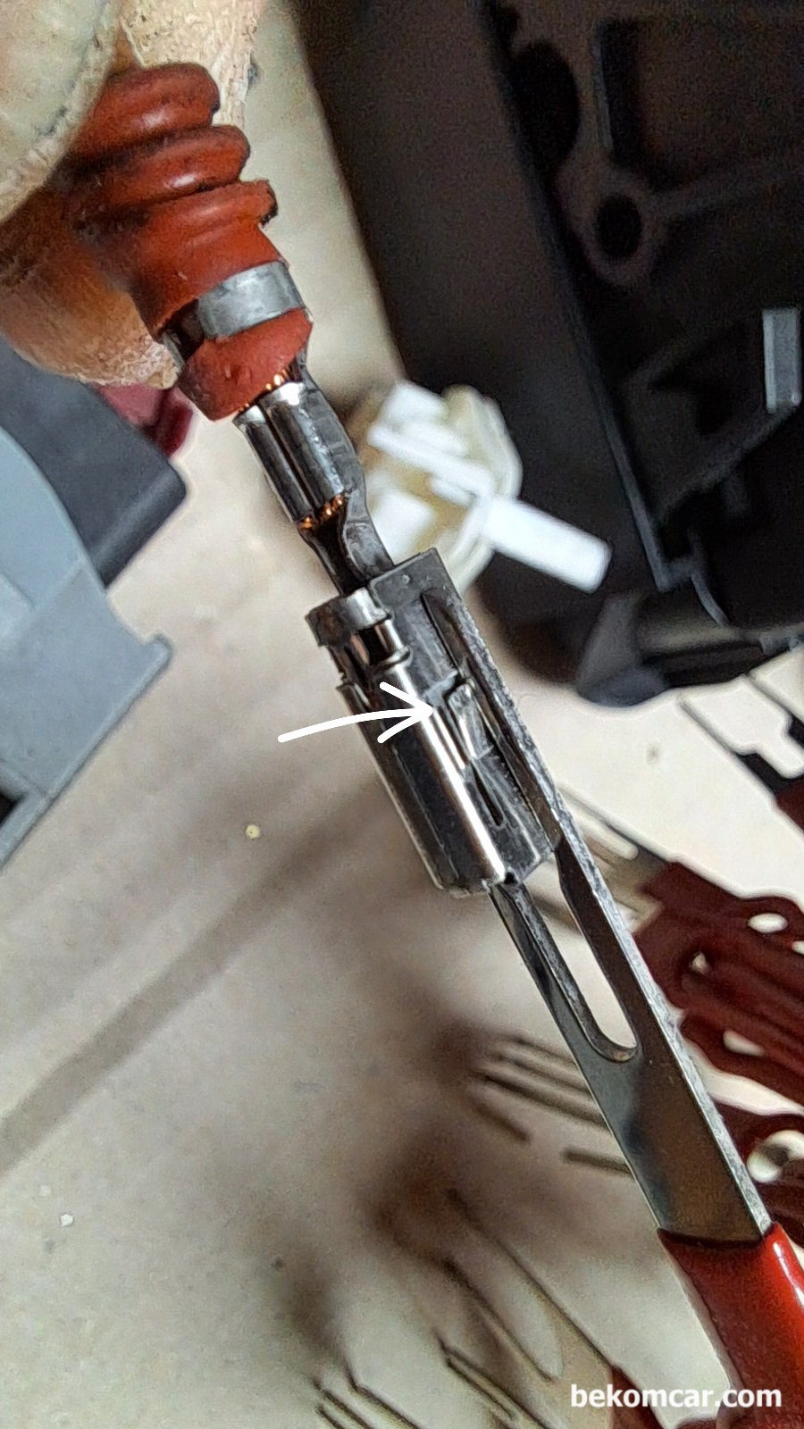 ECM 핀 배선 탈거 삽입 작업시 참고사항, 포드 익스, 실제 ECM 코넥터에서 핀 을 탈거후에 핀 고정 부분 을 살펴본다. 핀 제거 공구 다리 2개가 동시에 화살표 부분을 눌러서 고정장치를 풀어야 배선을 잡아당겨 빼낼수 있다.|بيكومكار  (bekomcar)