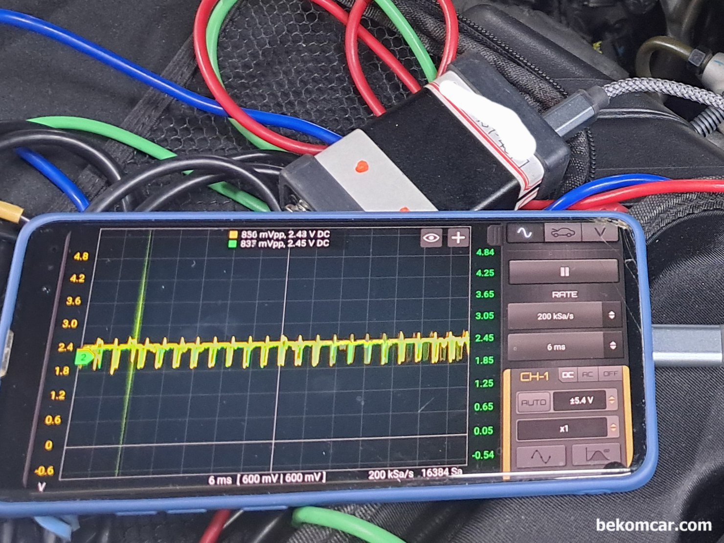캔 통신 파형이 어떻게 생겼나요? 파형만 보고 고장 상태를 어떻게 알 수 있나요/, 캔 하이 와 캔 로우 단락 캔 통신 (Class C, CAN High & Low) 파형이다. CAN High & Low 가 합방한 상태로 단락임. 배선에도 있지만 ECU내부 단락도 많음. 이런 파형이 나오면 해당 모듈 교체가능성이 매우 높음. 그냥 배선 작업이 아닌경우가 많음.|베콤카 차량정밀진단