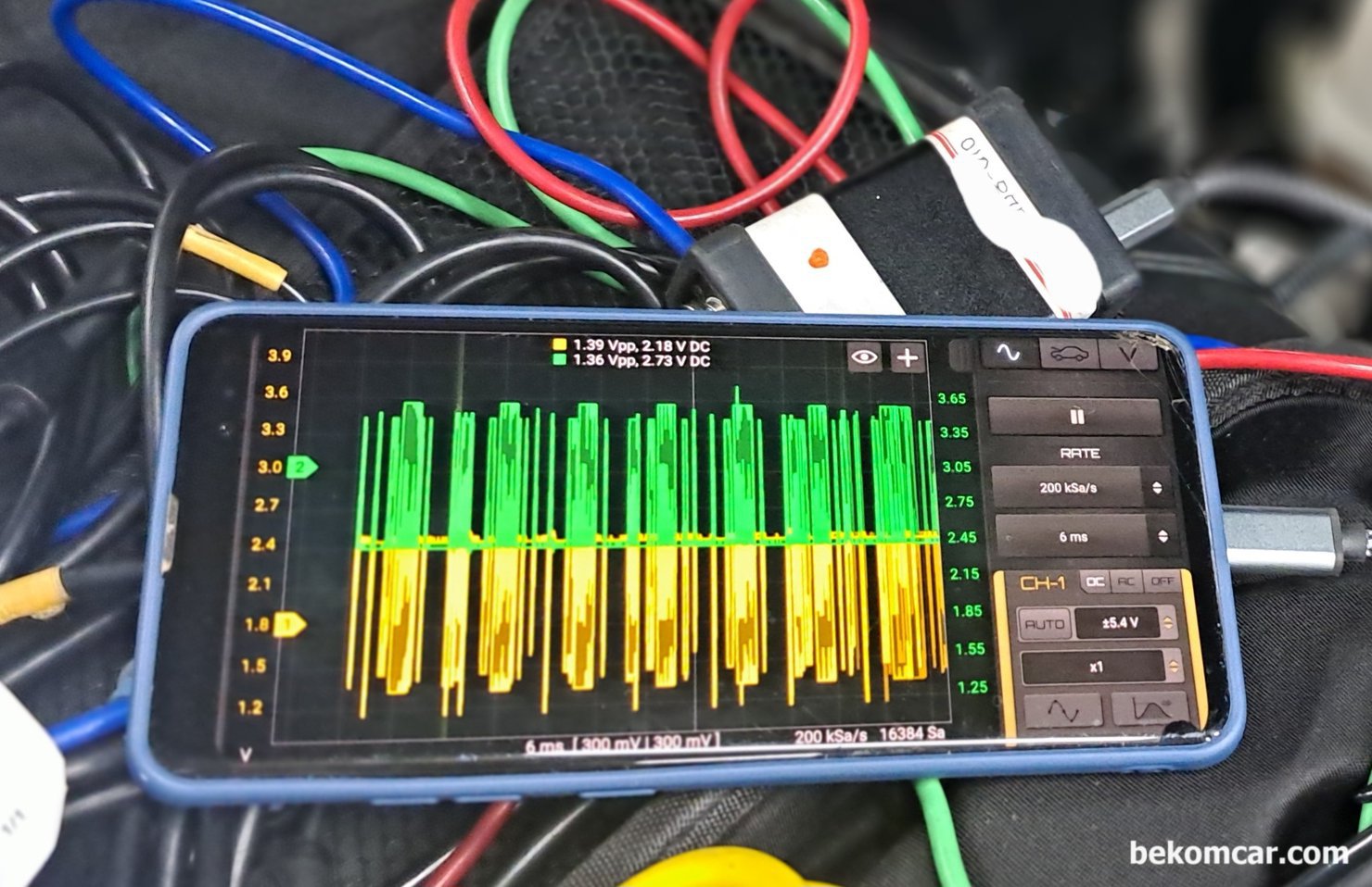 캔 통신 파형이 어떻게 생겼나요? 파형만 보고 고장 상태를 어떻게 알 수 있나요/, 정상적인 캔 통신 (Class C, CAN High & Low) 파형이다. CAN H & L 정상상태. 상태에 따라서는 정상이 아닐수 도 있지만 대체적으로 2.5V 기준 CAN H 는 3.5V정도 CAN L 는 1.5V정도로 측정됨. OBD2 (DLC) 측정과 실제 네트워크 BUS에서 측정시 완전히 다른경우가 많으니 꼭 회로도 확인요.|베콤카 차량정밀진단