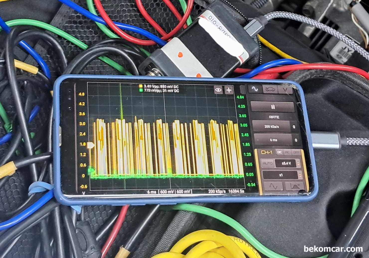 캔 통신 파형이 어떻게 생겼나요? 파형만 보고 고장 상태를 어떻게 알 수 있나요/, 캔 로우 그라운드 단락 캔 통신 (Class C, CAN High & Low) 파형이다. CAN Low 그라운드 단락파형으로 CAN High가 CAN Low 몫까지 할라구 높이 올라가는 파형임.|베콤카 차량정밀진단