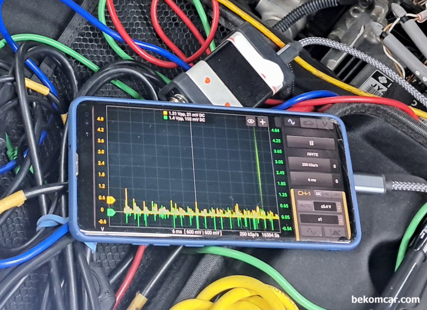 캔 통신 파형이 어떻게 생겼나요? 파형만 보고 고장 상태를 어떻게 알 수 있나요/, 캔 하이 그라운드 단락 캔 통신 (Class C, CAN High & Low) 파형이다. CAN High 그라운드 배선 단락시 파형임. CAN High 그라운드 단락되면 CAN Low 는 멀쩡하더라도 함께 바닥으로 가라앉게됨.|베콤카 차량정밀진단