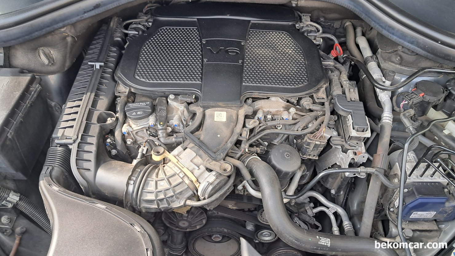 벤츠 2016 GLE350 4MATIC 엔진룸 단순 육안 점검기록, 벤츠 2016 GLE350 4MATIC 엔진룸 단순 육안 점검기록 이다. 3.5L V-Shaped M276.955 엔진과 7단 미션을 탑재했다. 엔진룸 커버처럼 보이지만 실제는 흡기메니폴드 이다.|بيكومكار  (bekomcar)