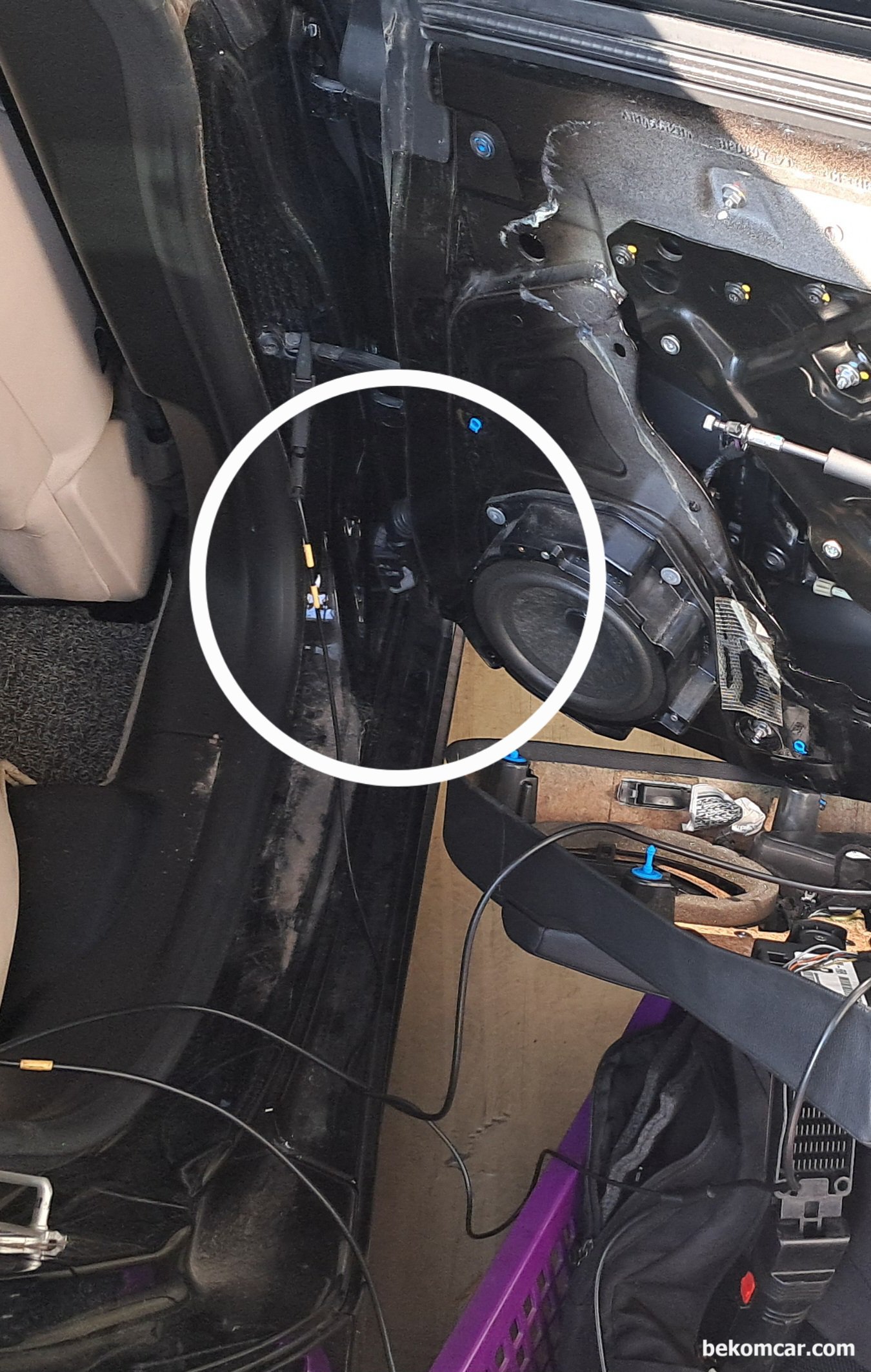 마세라티 기블리 도어모듈 고장으로 창문작동이 되지 않습니다. 어디가 고장일까요?, 마세라티 기블리 창문작동 불량인 경우 차량 본체와 문짝 연결하는 배선뭉치 부분 단선등을 확인해본다. 창문 작동도 캔 통신 제어이기 때문에 정비소 진단부터 하기를 권장한다.|베콤카 차량정밀진단