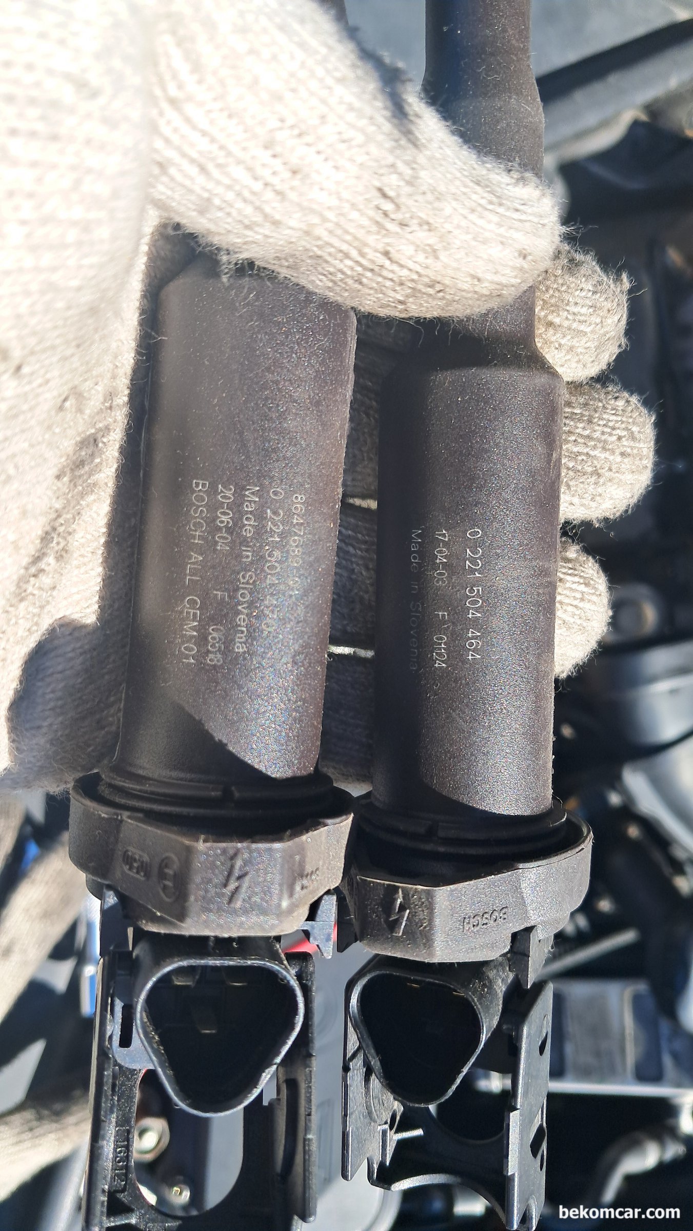 순정 점화플러그 및 점화코일의 중요성, BMW 550i V8 중고차 점검 사례, BMW 550i V8 중고차 구매후 점검하는 과정중에 점화코일을 점검하는데, 순정과 짝뚱이 발견된다. 품질이 좋지 않는 점화코일을 사용하면 엔진데미지에 큰 역할을 하게 되니 주의해야 한다.|بيكومكار  (bekomcar)