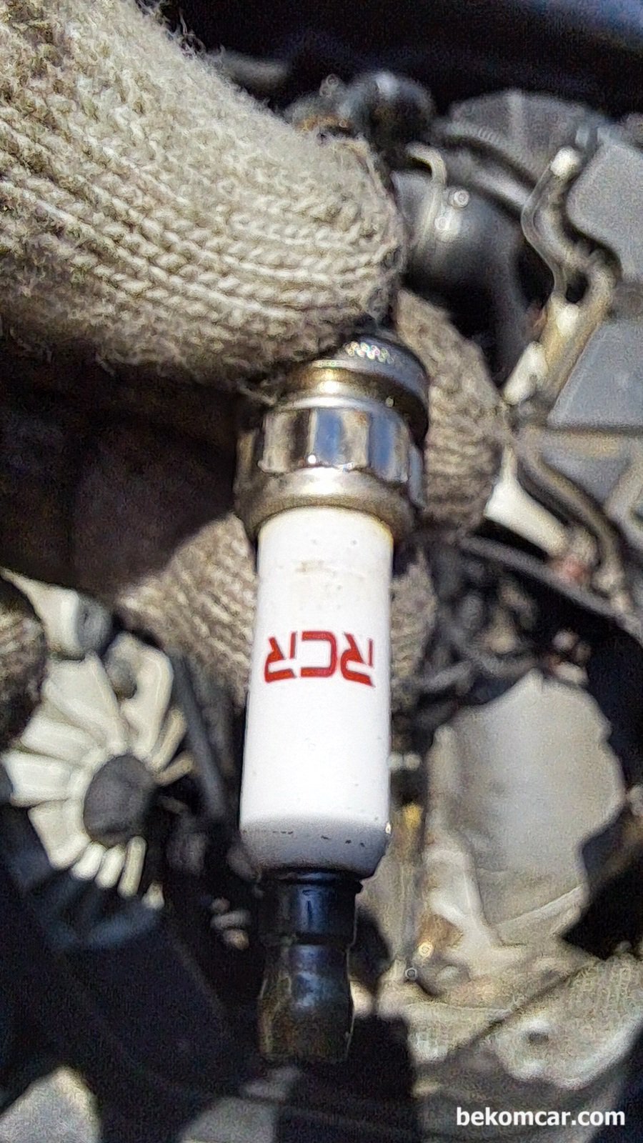 순정 점화플러그 및 점화코일의 중요성, BMW 550i V8 중고차 점검 사례, RCR 이라는 브랜드의 점화플러그를 사용하는 엔진상태는 항상 걱정된다. 중고차 구입시 점화플러그 및 점화코일 확인이 중요한 이유는 제대로 관리된 차량인지 알 수 판단하는데 도움이 되기때문이다. 모든 차량에 점화코일 및 플러그는 꼭 순정이나 OEM을 사용 하는것이 더 좋다.|بيكومكار  (bekomcar)