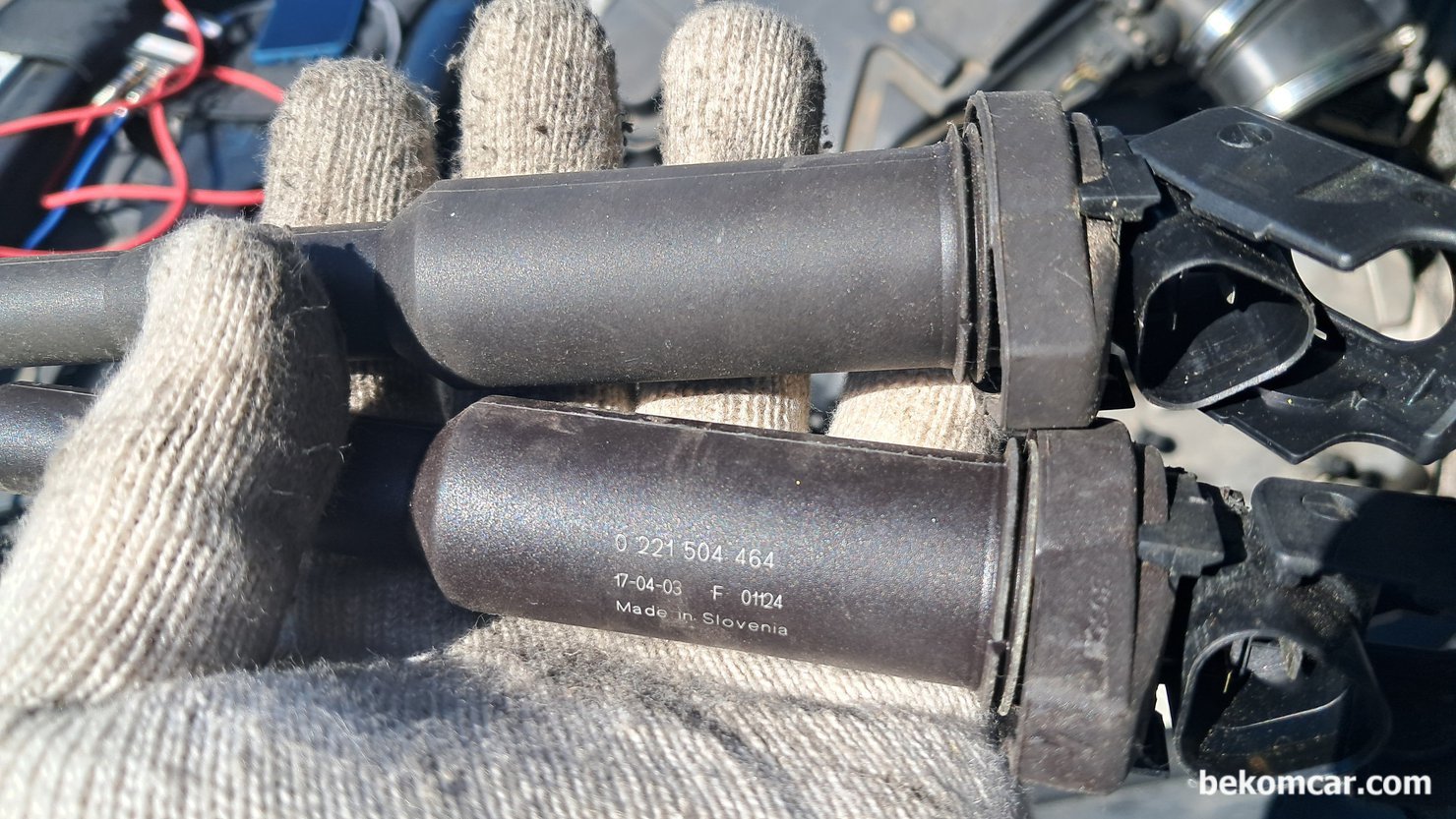 순정 점화플러그 및 점화코일의 중요성, BMW 550i V8 중고차 점검 사례, BMW 550i V8 중고차 구매후 점검하는 과정중에 점화코일 확인중에 하나의 점화코일은 아에 아무런 브랜드나 표시가 없는 완전 짝뚱이다. 이런 점화코일은 엔진을 망가지게 하는데 큰 역할을 하게된다.|بيكومكار  (bekomcar)