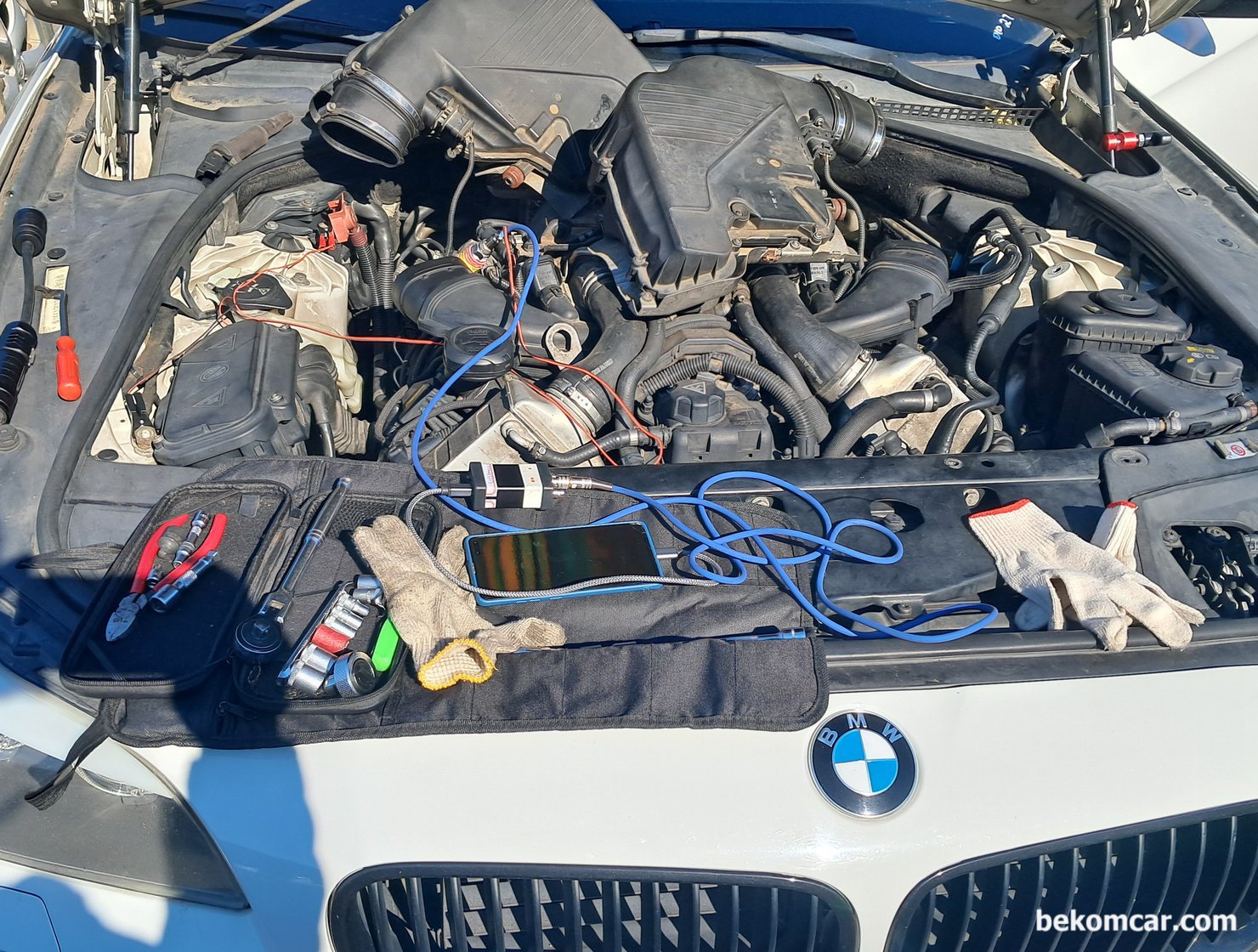 순정 점화플러그 및 점화코일의 중요성, BMW 550i V8 중고차 점검 사례, BMW 550i V8 같은 경우 일반인은 점화코일이나 점화플러그 접근이 상당히 힘들다. 엔진 커부뿐 아니라 에어필터와 호스등 탈거를 해야 하기때문이다. 중고차 구매전에는 꼭 정비사의 도움을 받아서 차량점검을 하는것이 돈 아끼는 길이다.|بيكومكار  (bekomcar)