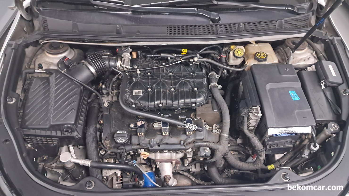 HS512Max 오실로스코프 액션, GM대우 알페온 V6 3.0L 진단사례, GM대우 2013년 알페온3.0L 촉매 효율저하 P0420 P0430 진단을 위하여 측정장비등을 준비하고 있다. 엔진룸은 단순하며 미국 시장에서 Buick Lacrosse 3.6 엔진으로 판매되고 있으며 한국에는 3.0L로 배기량만 조정하여 수입되고 있다. 범퍼쪽이 뱅크2의 246실린더이고, 격벽쪽이 뱅크1의 135번 실린더이고 점화순서는 123456 이다.|bekomcar.com