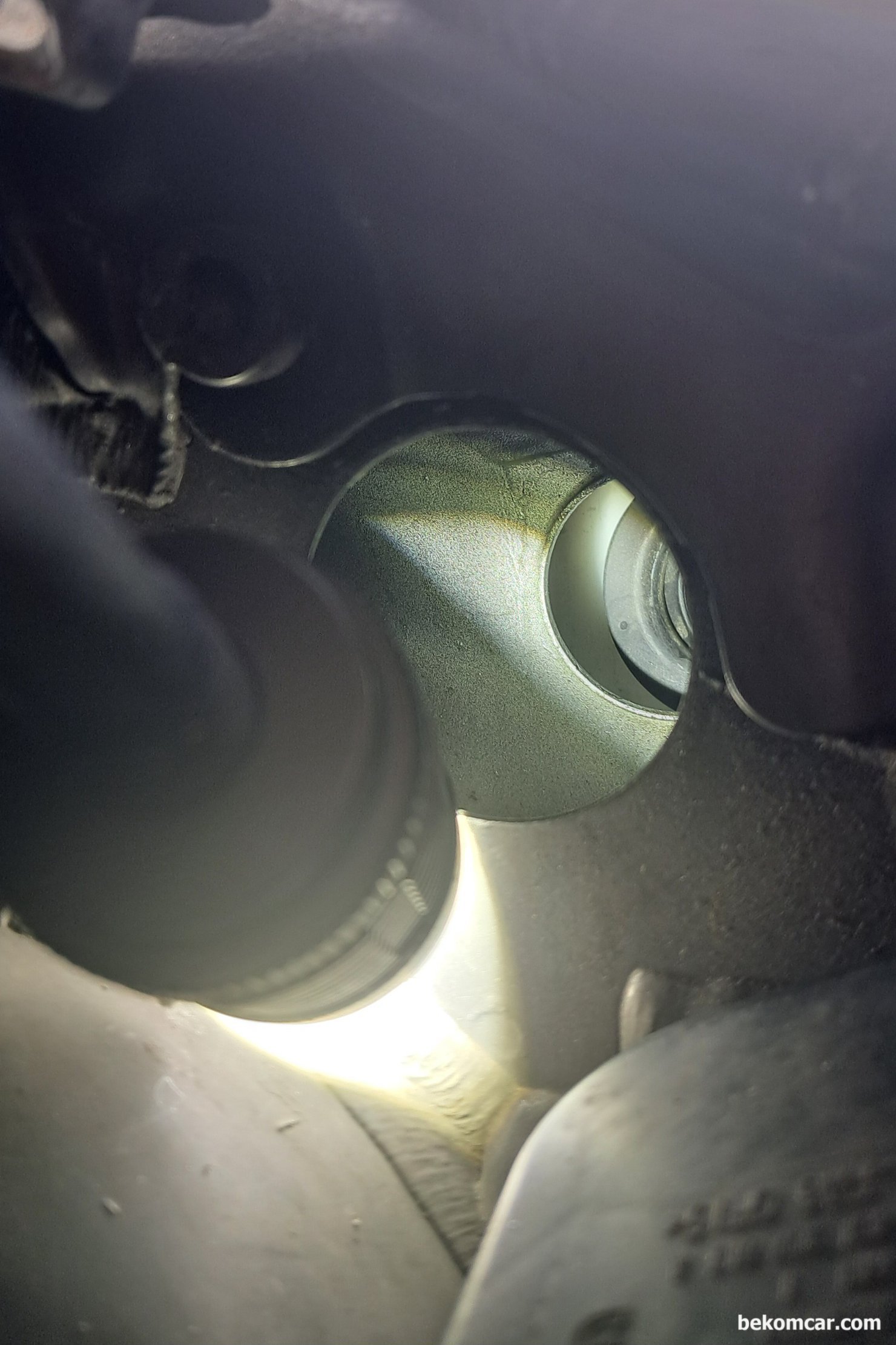 아우디 A7 콰트로 V6 3.0L TFSI CGXB 엔진, 캔 통신 고장코드 기본 점검기록, 아우디 A7 콰트로 V6 3.0L TFSI CGXB 엔진, 캔 통신 고장코드 기본 점검중에 발견한 와셔액 주입구 통 과 아래쪽 와셔액통 과의 연결부분 호스가 푹 들어가 있어 와셔액이 누수가 되는 상태이다. 와셔액 누수가 코넥터에 부식을 가져온것으로 추정된다.|ベコムカー (bekomcar)