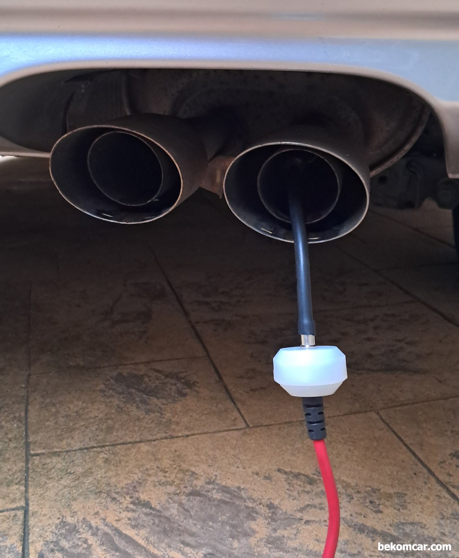 실화 고장코드가 없는데 부조가 있고 출력이 이상합니다. 고장코드가 없는데 실화인지 아닌지 어떻게 진단하나요?, 내연기관 차량이 머플러에서 나오는 공기의 압력차이 를 이용하여 실화가 있는 실린더를 찾아내는 방식이다. 실화가 있는경우 크랭크 토크가 낮아지고 그만큼 압력이 낮아지는데 이 압력차이를 측정하여 실화 실린더를 찾아내는 원리이다. 따라서 현장에서 엔진실화 진단 확인시 많이 사용되는것이 바로 배기밸브 펄스파형 분석이다.|بيكومكار  (bekomcar)