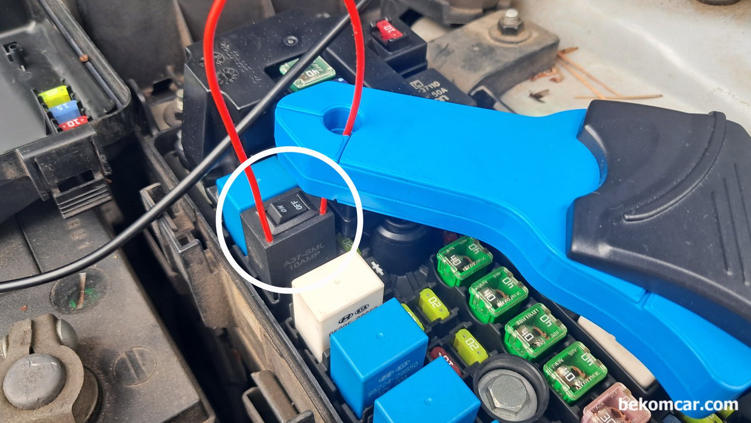 점화코일 교체시점 진단 과정, 모든 점화코일 사용하는 내연기관 차량 해당, 실제 측정차량과는 다른 차량이지만 점화코일 상태를 측정하는데 여러가지 방법중에 하나가 점화코일 릴레이나 휴즈에서 전기신호를 추출하여 전류를 측정하는 방법이다. 베콤카에서 국내 대리점으로 수입판매하는 Martin Loren HS512Max 자동차전용 2채널 오실로스코프를 사용하고 있다.|베콤카 차량정밀진단