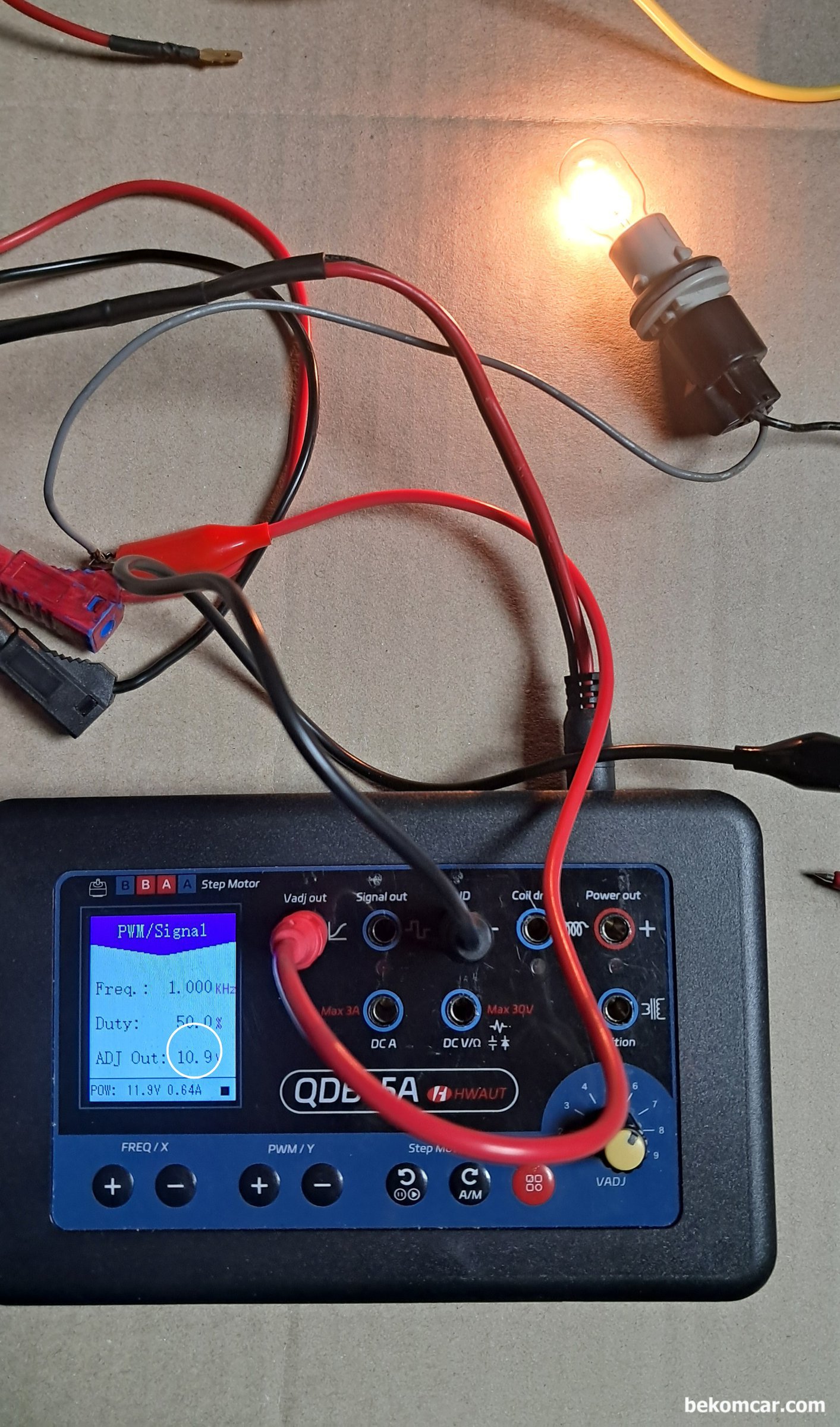 전압강하 테스팅시 사용하는 테스트라이트, 전압강하 구분이 될까?, 센서 시뮬레이터를 이용하여 전압을 조정하면서 부하 전압강하 900mV 전구 빛 밝기를 비교해본다. 누구는 구분 할 것이고 또 누군가 는 구분이 힘들 수 있을 듯 하다.|베콤카 차량정밀진단