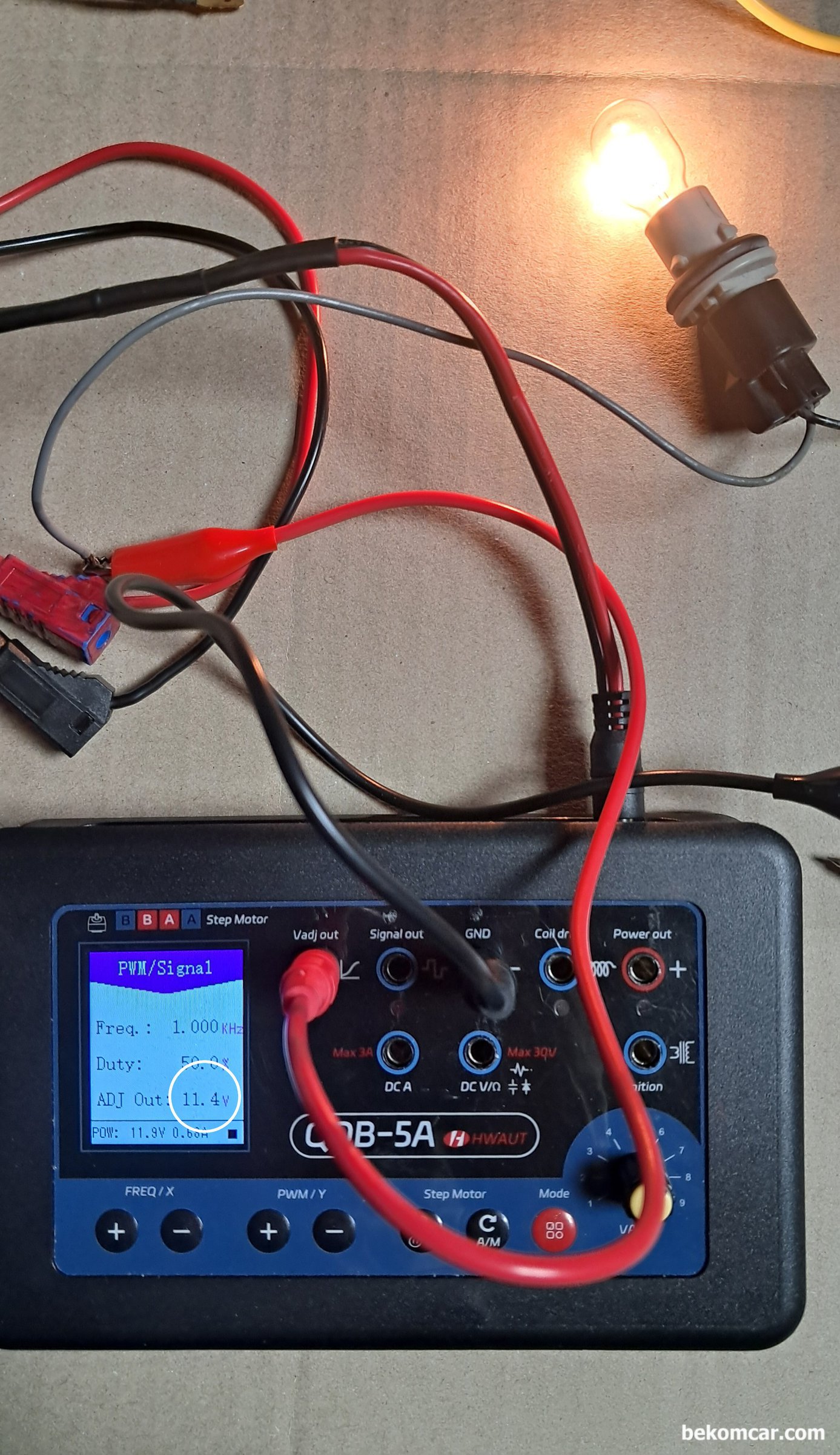 전압강하 테스팅시 사용하는 테스트라이트, 전압강하 구분이 될까?, 센서 시뮬레이터를 이용하여 전압을 조정하면서 부하 전압강하 400mV 전구 빛 밝기를 비교해본다. 누구는 구분 할 것이고 또 누군가는 구분이 힘들 수 있을 듯 하다.|베콤카 차량정밀진단