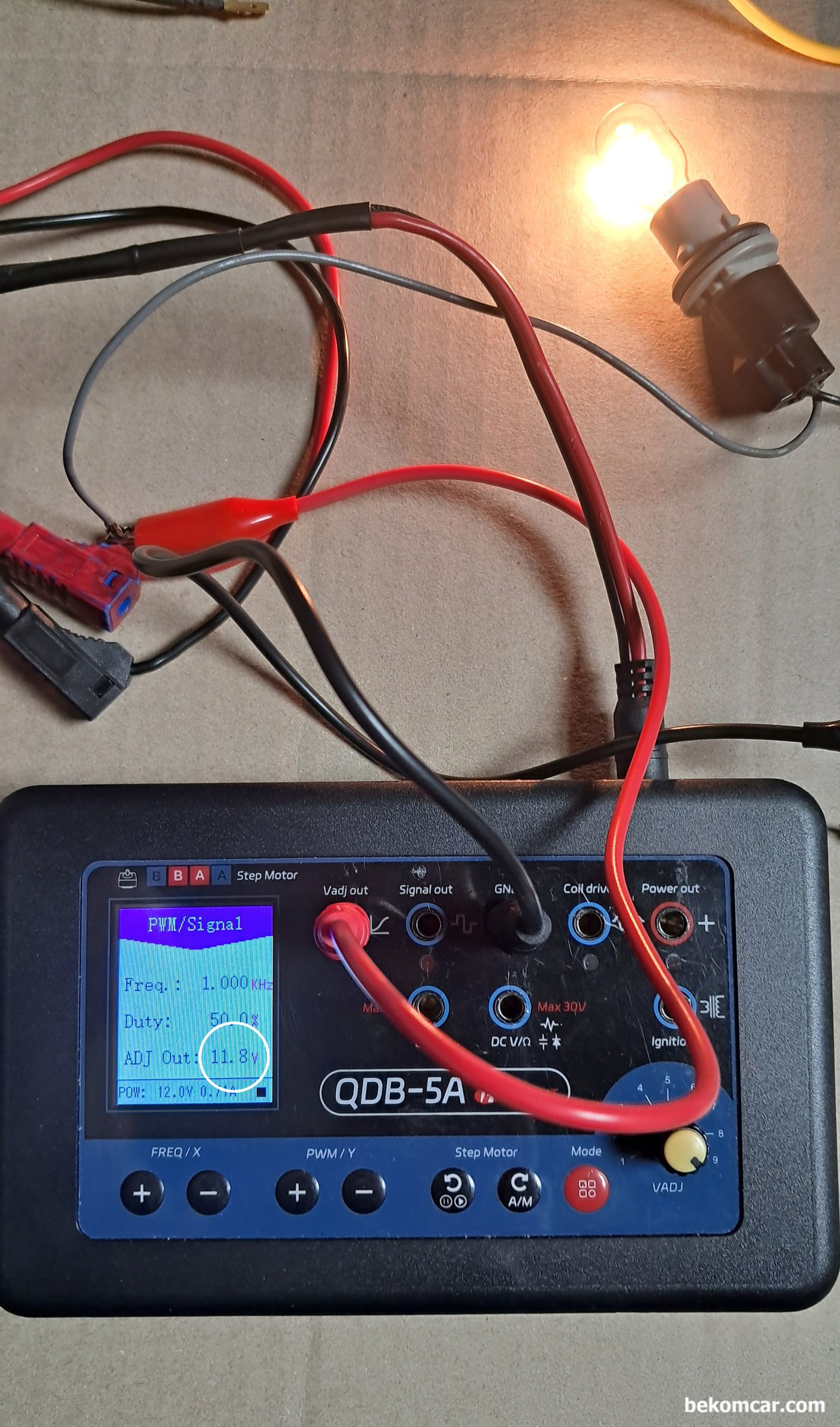 전압강하 테스팅시 사용하는 테스트라이트, 전압강하 구분이 될까?, 센서 시뮬레이터를 이용하여 전압을 조정하면서 부하 전압강하 400mV, 900mV 될 때 전구 빛 밝기를 비교해본다. 누구는 구분 할 것이고 또 누군가는 구분이 힘들 수 있을 듯 하다. 11.8V 에서 전구 빛 밝기이다.|베콤카 차량정밀진단