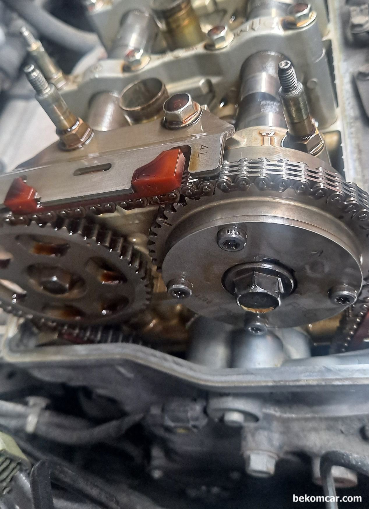 혼다 CRV 차량으로 주행중 엔진체크등이 들어와서 정비소에서 고장코드 스캔하니 'P1009 VTC진각 기능불량' 아 나왔습니다. 어디를 점검해야 할까요?, 혼다 K24엔진 어코드 CRV등 VTC엑추에이터 실제 위치이다. 보통 흡기쪽에 위치해 있는경우가 많다. 물론 흡기 배기 양 쪽에 VTC 엑추에이터가 있는경우도 있다. 그리고 자동차 업체별 부품이름은 다를수 있다.|贝科姆汽车 (bekomcar)