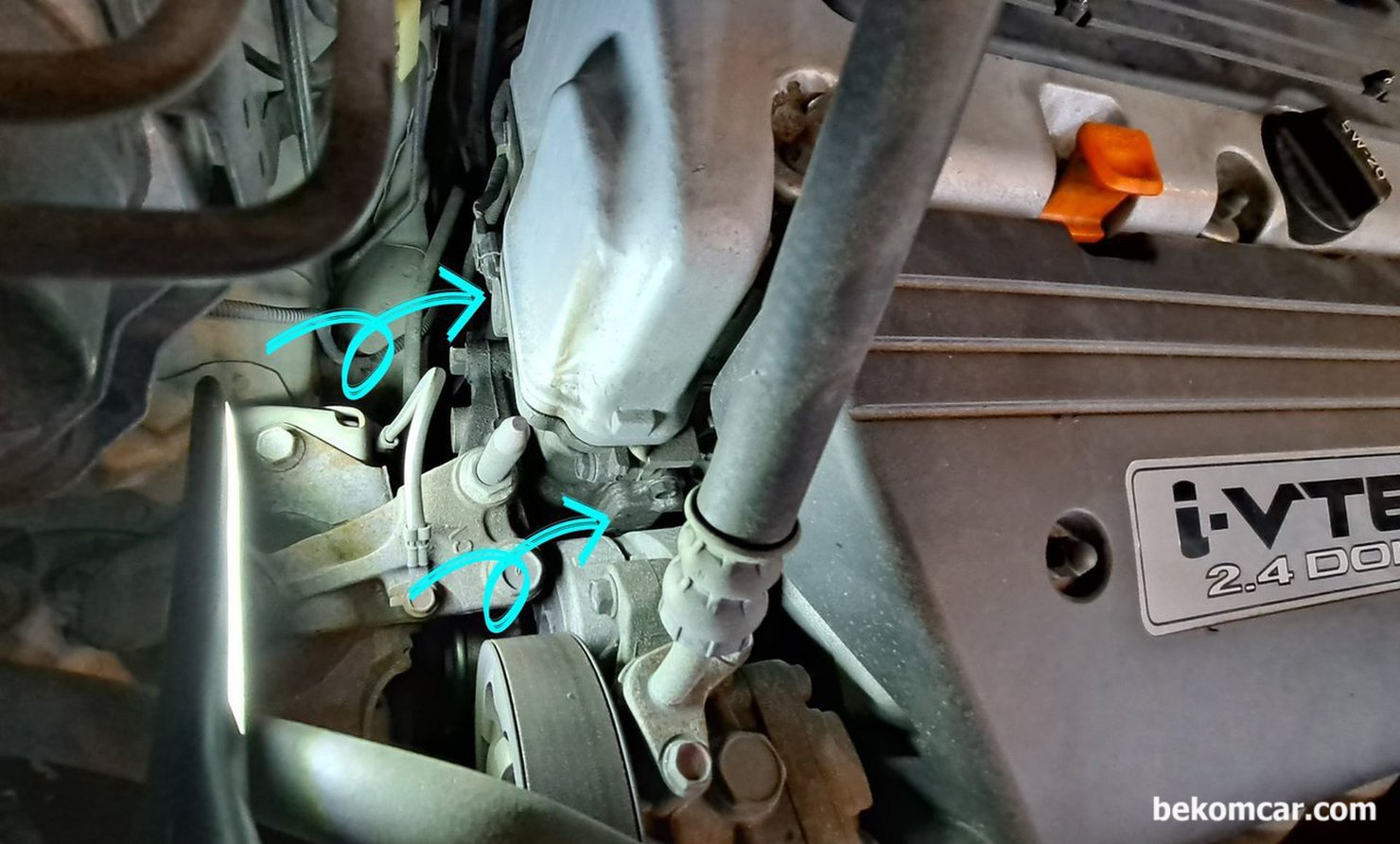 혼다 CRV 차량으로 주행중 엔진체크등이 들어와서 정비소에서 고장코드 스캔하니 'P1009 VTC진각 기능불량' 아 나왔습니다. 어디를 점검해야 할까요?, 혼다 어코드 CRV 시빅 엘리먼트등 K20 K24엔진 VTC 솔레노이드 밸브와 VTC스트레이너 는 캠새프트 빠르게(진각) 그리고 늦게(지각) 속도 조절을 하는데 큰 역할을 한다.  'P1009 VTC진각 기능불량', '56-03 (P1009)VTC Advance Malfunction'  고장코드의 경우 이 부분 필터부터 막혀있는지 엔진오일 레벨이 멀쩡한지 엔진오일 오염도 등 점검부터 한다.|贝科姆汽车 (bekomcar)