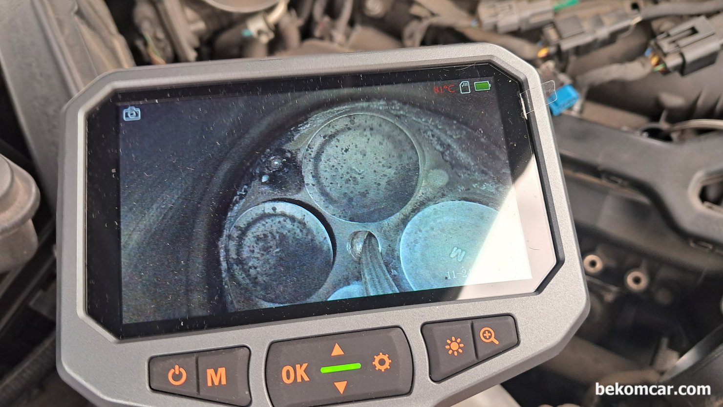 2017 현대 제네시스 G80 실린더 내시경검사 기록, 2017 현대 제네시스 G80 실린더 내시경검사 기록이다. 비교적 실린더 내부의 카본이 적은 편이다. 하지만 인젝터 분사구멍 부부에는 상대적으로 카본이 많이 쌓여 있는것이 확인된다. 카본찌꺼기가 많아지면 출력저하 에 실화발생등 온갓 부작용이 발생하게 된다.|بيكومكار (bekomcar)