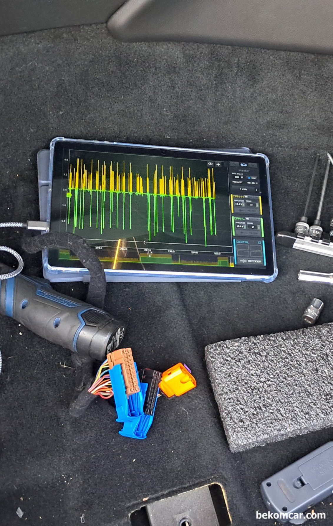 Martin Loren HS512Max 자동차진단용 오실로스코프,  '방송통신기자재등의 적합등록증' 획득완료, Martin Loren이 개발한 2채널 자동차전용 스코프  ( '방송통신기자재등의 적합등록증, R-R-SSS3-HS512Max' , 실제 현장에서 캔 통신을 진단하는 과정이다. 진단 차량은 마세라티 기블리로 캔 통신 장애 진단에 안드로이드 태블릿과 함께 사용하고 있다.|بيكومكار  (bekomcar)