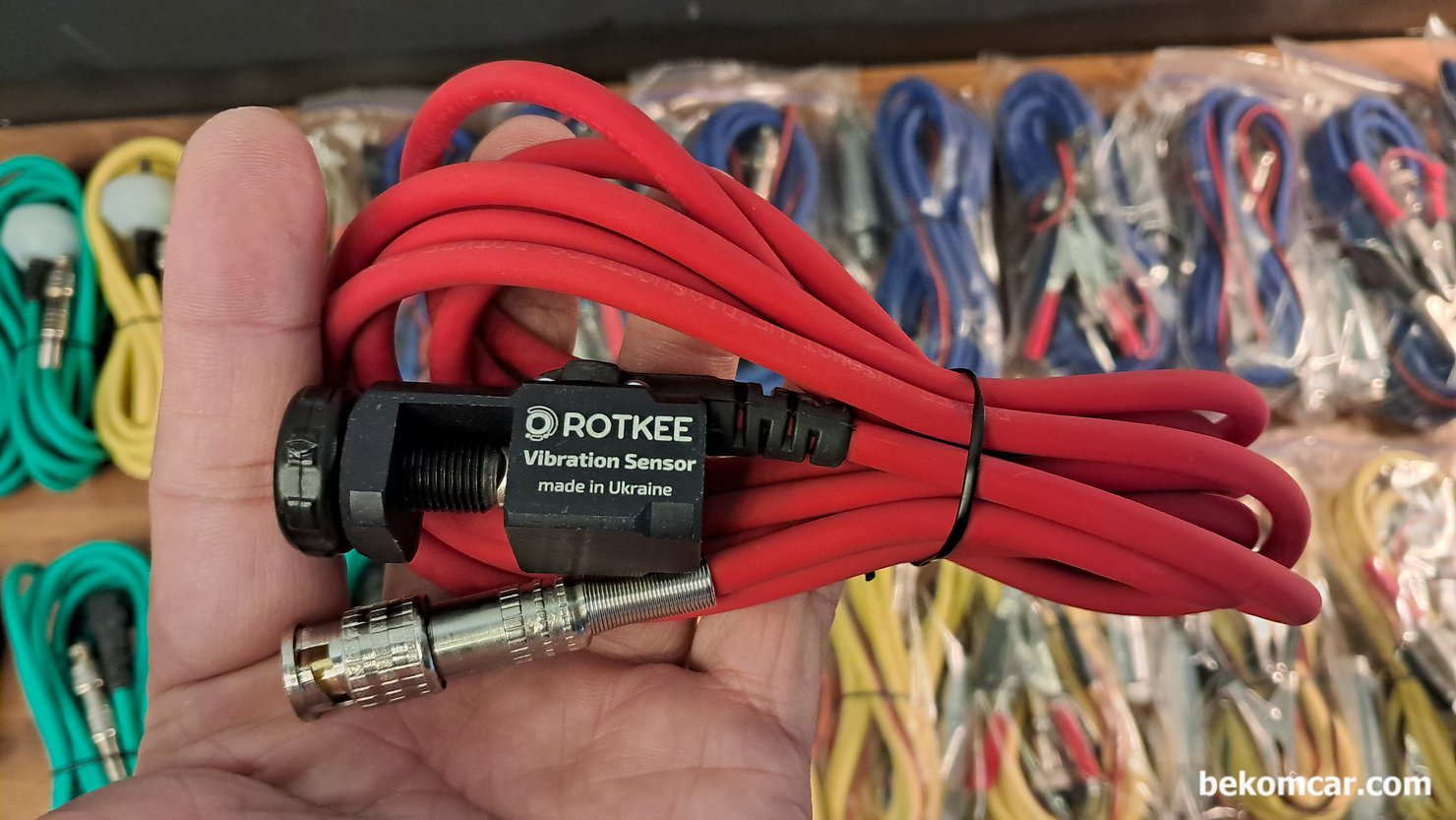 ROTKEE의 실린더압축압력센서, 진동센서, 펄스센서등 수입통관후 배송시작, ROTKEE 의 국내 대리점으로 이번에 2차 수입통관한 진동센서 이다. 이 진동센서는 인젝터 작동상태나 냉각수 및 기타 오일유 액체류 흐름의 맥동을 파형으로 분석하는 매우 정밀한 측정센서이다. 자동차 정비사의 필수품이다.|بيكومكار  (bekomcar)