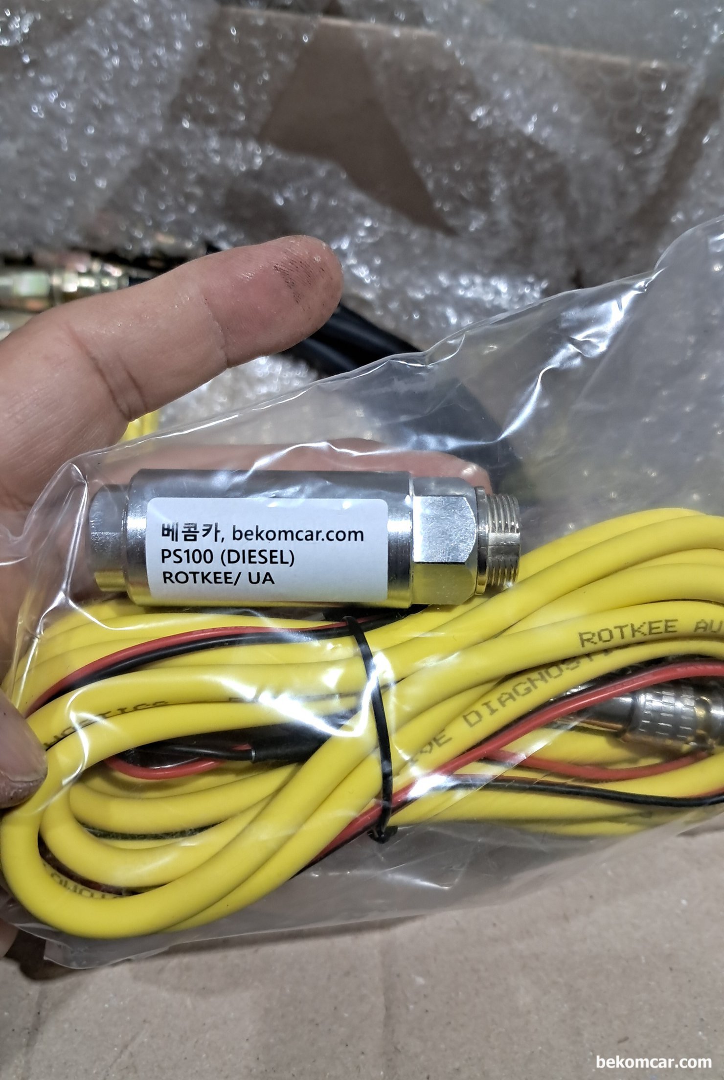 ROTKEE의 실린더압축압력센서, 진동센서, 펄스센서등 수입통관후 배송시작, ROTKEE 의 국내 대리점으로 이번에 2차 수입통관한 PS100 디젤엔진실린더 압축압력센서 이다. 압력차이 때문에 데이터의 신뢰도 향상을 위하여 디젤엔진과 휘발유 엔진의 압력센서가 드라다. PS100은 디젤엔진용 실린더압축압력 센서이다.|بيكومكار  (bekomcar)