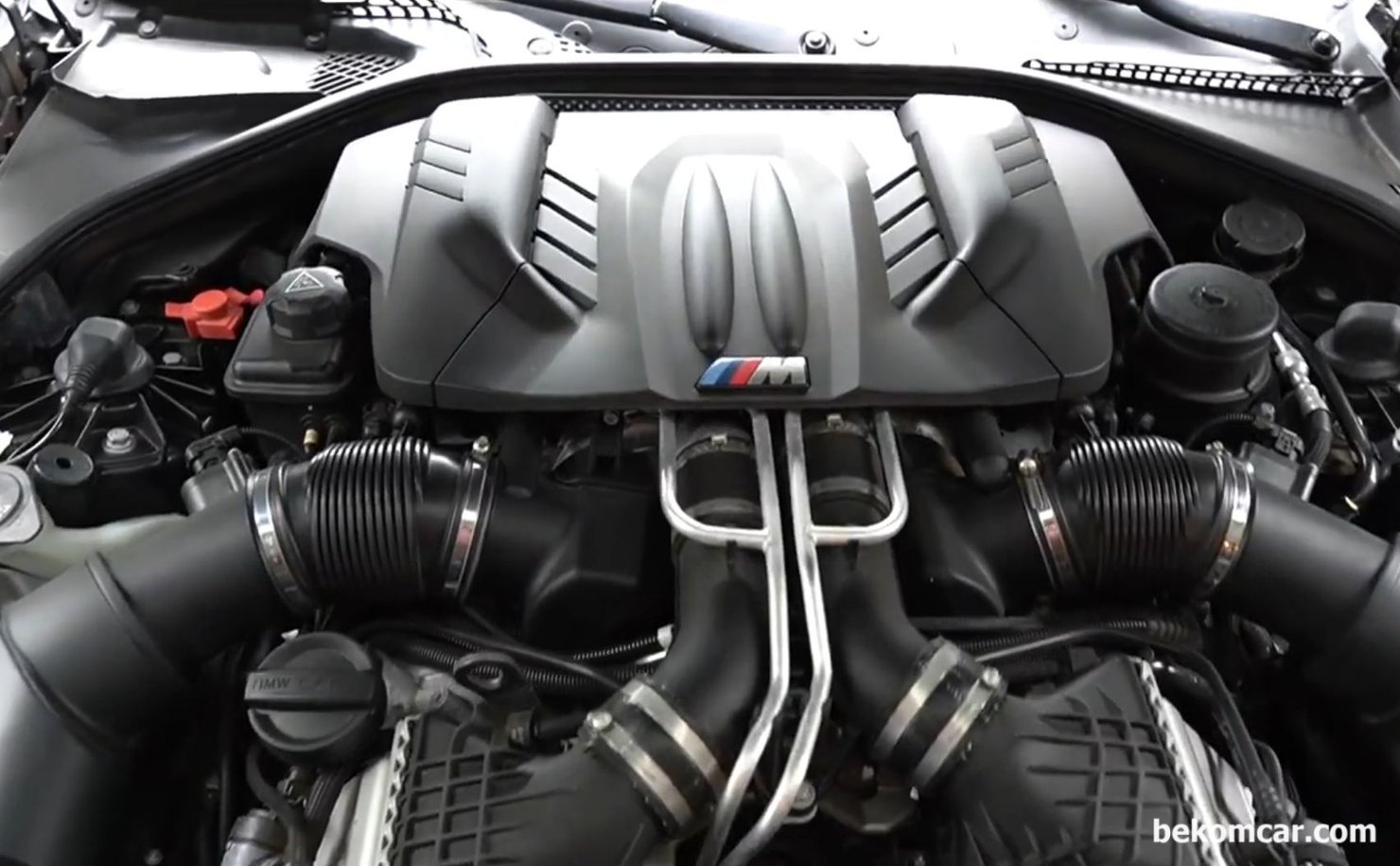 BMW F10 M5차량 P0175 P0172 공연비농후 경고등으도 인젝터, 산소센서, 에어플로우센서, 점화코일, 점화플러그, PCV밸브 교체해도 똑 같습니다., BMW F10 M5 엔진룸으로 공연비 농후 P0172 P0175 고장코드가 있는경우, 원인부터 확인후에 정비 하는것이 돈 아끼는 길이다.|bekomcar.com