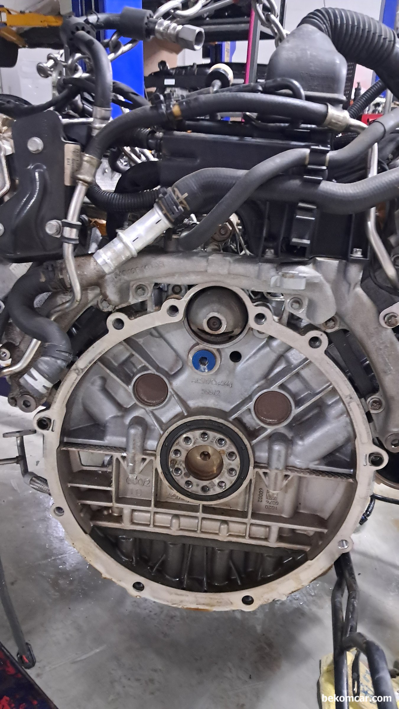 포르쉐 카이엔 엔진룸 뱅크2, 엔진 미션 토크컨버터 위치등 참고자료, 포르쉐 카이엔 토크컨버터가 위치하는 곳이다. 엔진고 미션사이에 위치해있다. 미션과 엔진을 분리시 볼트는 가능한 열을 가해서 (산소나 인덕션) 탈거하도록 한다. 공간도 좁고 볼트 탈거중 부러지면 참 곤란한 상황이 된다.|بيكومكار  (bekomcar)