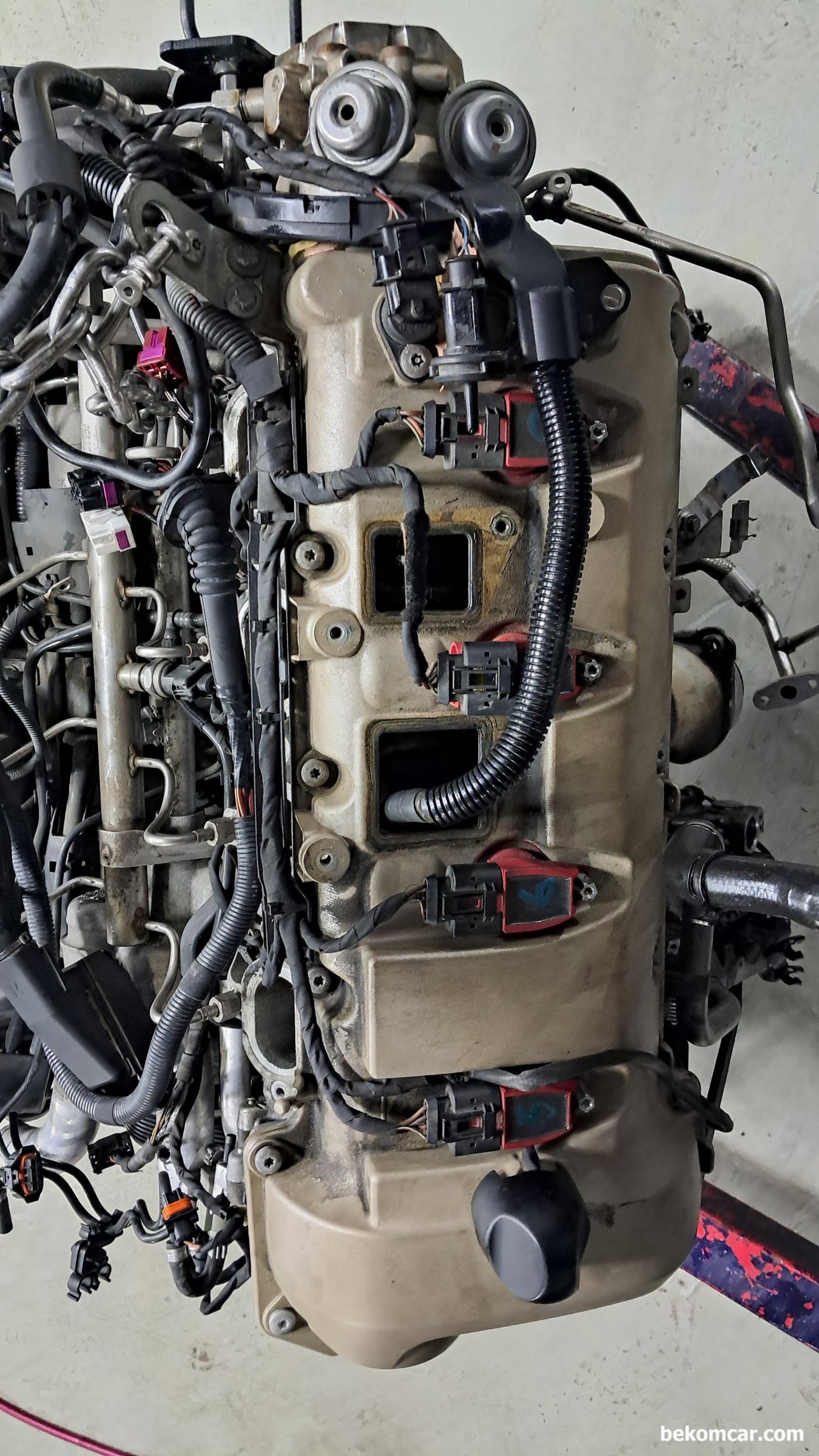 포르쉐 카이엔 엔진룸 뱅크2, 엔진 미션 토크컨버터 위치등 참고자료, 포르쉐 카이엔 점화코일, 점화플러그, OCV, 캠어드저스터(캠페이저), 인젝터등 주요 부품의 위치를 참고한다. 뱅크2 헤드 부분이다.|بيكومكار  (bekomcar)