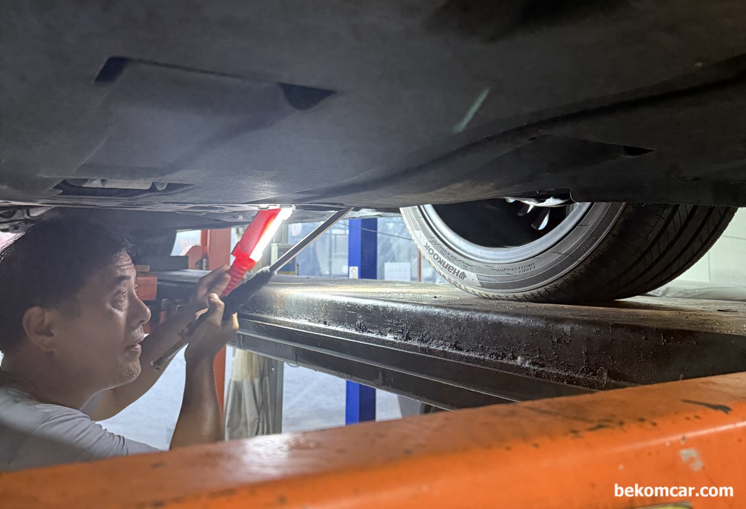 현대기아 자동차 중고차 구입후 실린더 내시경 및 하체 부싱류등 점검기록, 중고차 구입후 엔진룸 점검에 이어 하체점검 과정중 부싱류등상태를 체크하고 있다.|بيكومكار  (bekomcar)