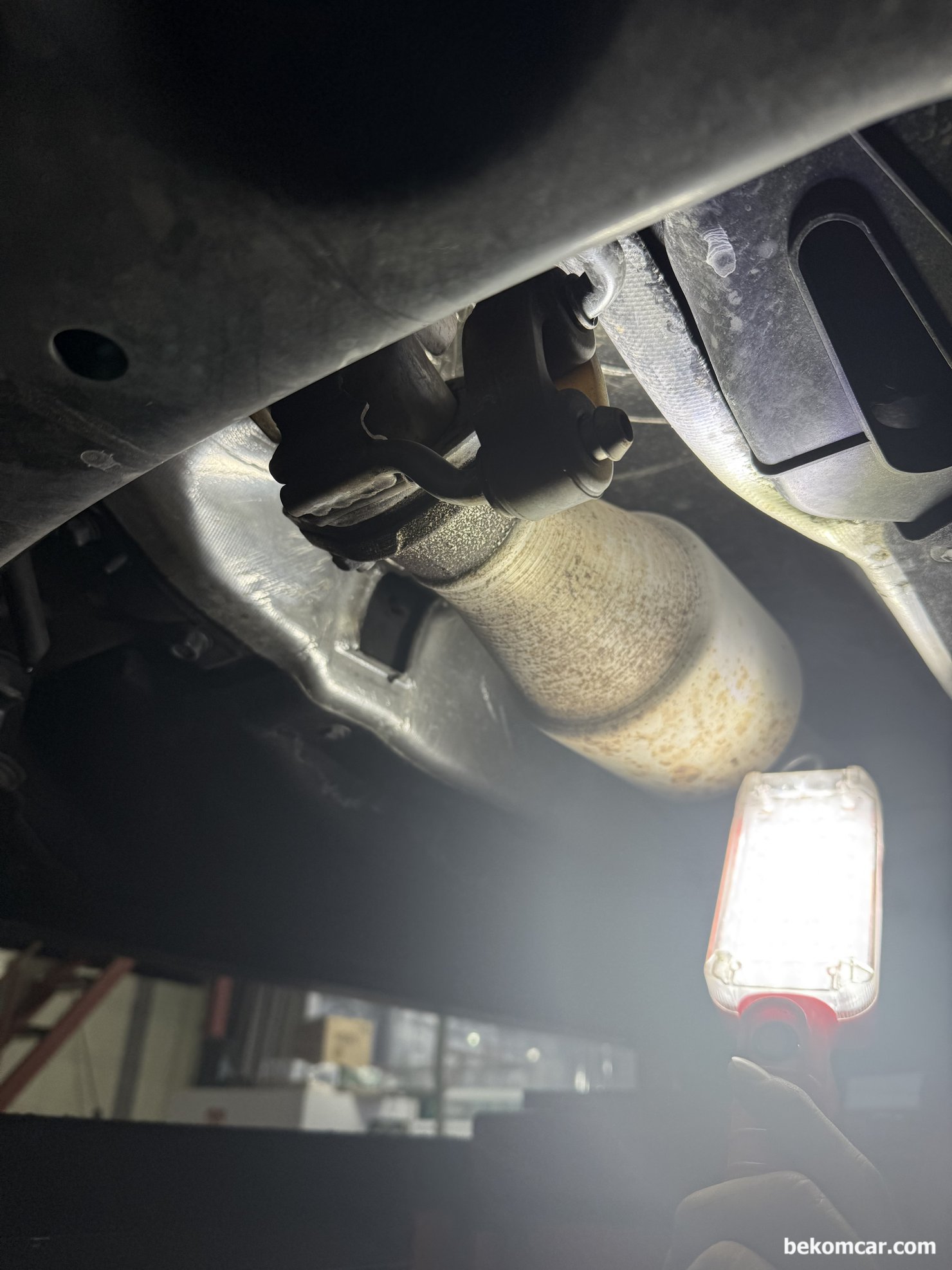 현대기아 자동차 중고차 구입후 실린더 내시경 및 하체 부싱류등 점검기록, 중고차 구입후 하체점검 과정중 부싱류등상태를 체크하고 있다.|بيكومكار  (bekomcar)