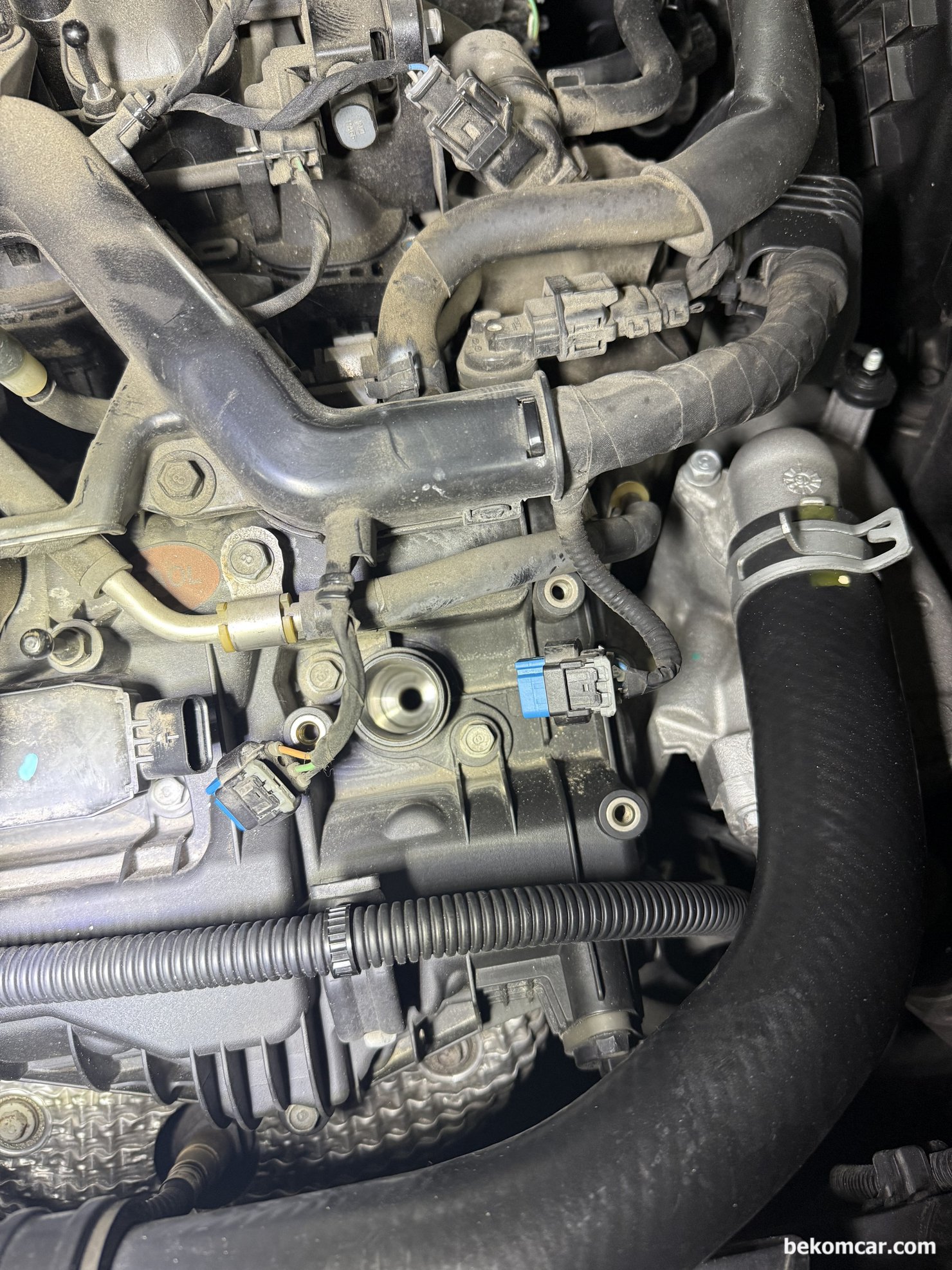 현대기아 자동차 중고차 구입후 실린더 내시경 및 하체 부싱류등 점검기록, 중고차 구입후 엔진룸 점검중, 점화코일 및 첨화플러그 상태를 확인한다. 다행히 모두 상태는 좋은듯하다. 점화코일 부트가 분리될 수 있으니 탈거시 주의한다.|بيكومكار  (bekomcar)