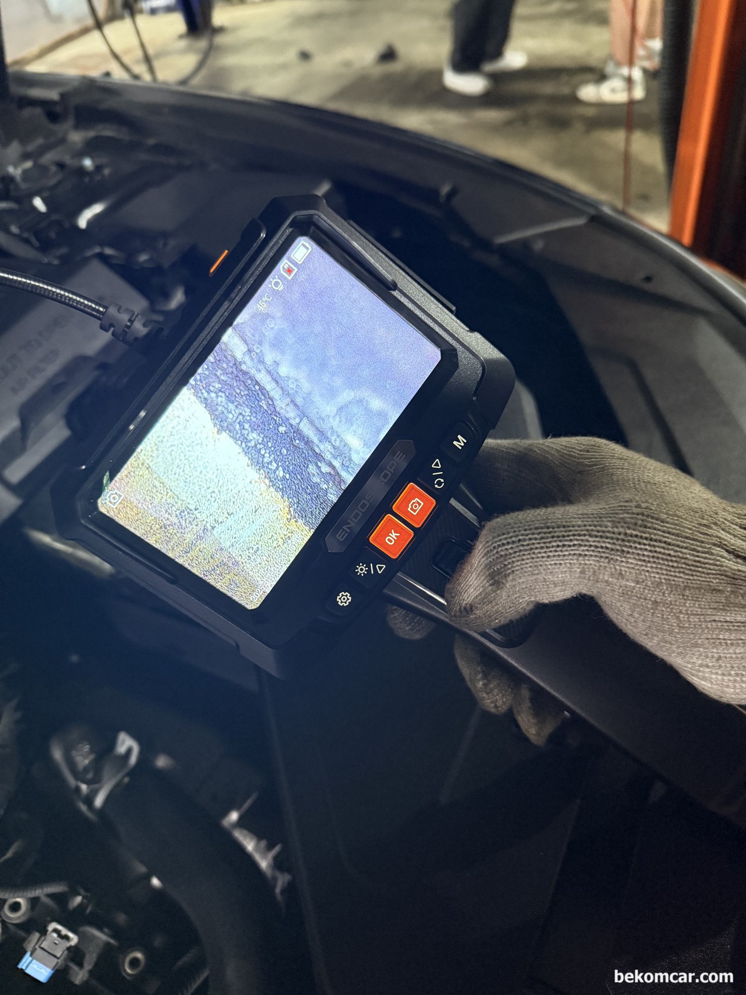 현대기아 자동차 중고차 구입후 실린더 내시경 및 하체 부싱류등 점검기록, 중고차 구입후 엔진룸 실린더 내부 내시경 검사를 하고있다. 직분사 GDI 엔진의 전형적인 카본이 발견된다. 하지만 심하지는 않다.|بيكومكار  (bekomcar)