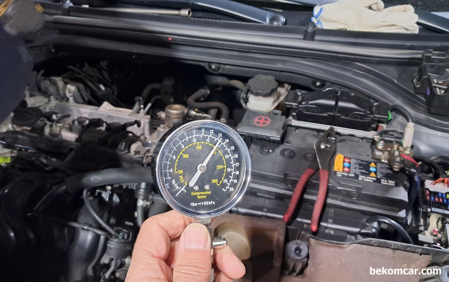 현대자동차 아반떼 AD 엔진점검 압축압력파형등 기록, 현대자동차 아반떼 AD, 아날로그 게이지를 이용하여 실린더 압축압력 측정이다. 약 190PSI정도 측정된다. 정상압력으로 판단한다. 하지만 엔진의 기계적 상태가 정사이라는 의미는 아니다.|بيكومكار (bekomcar)