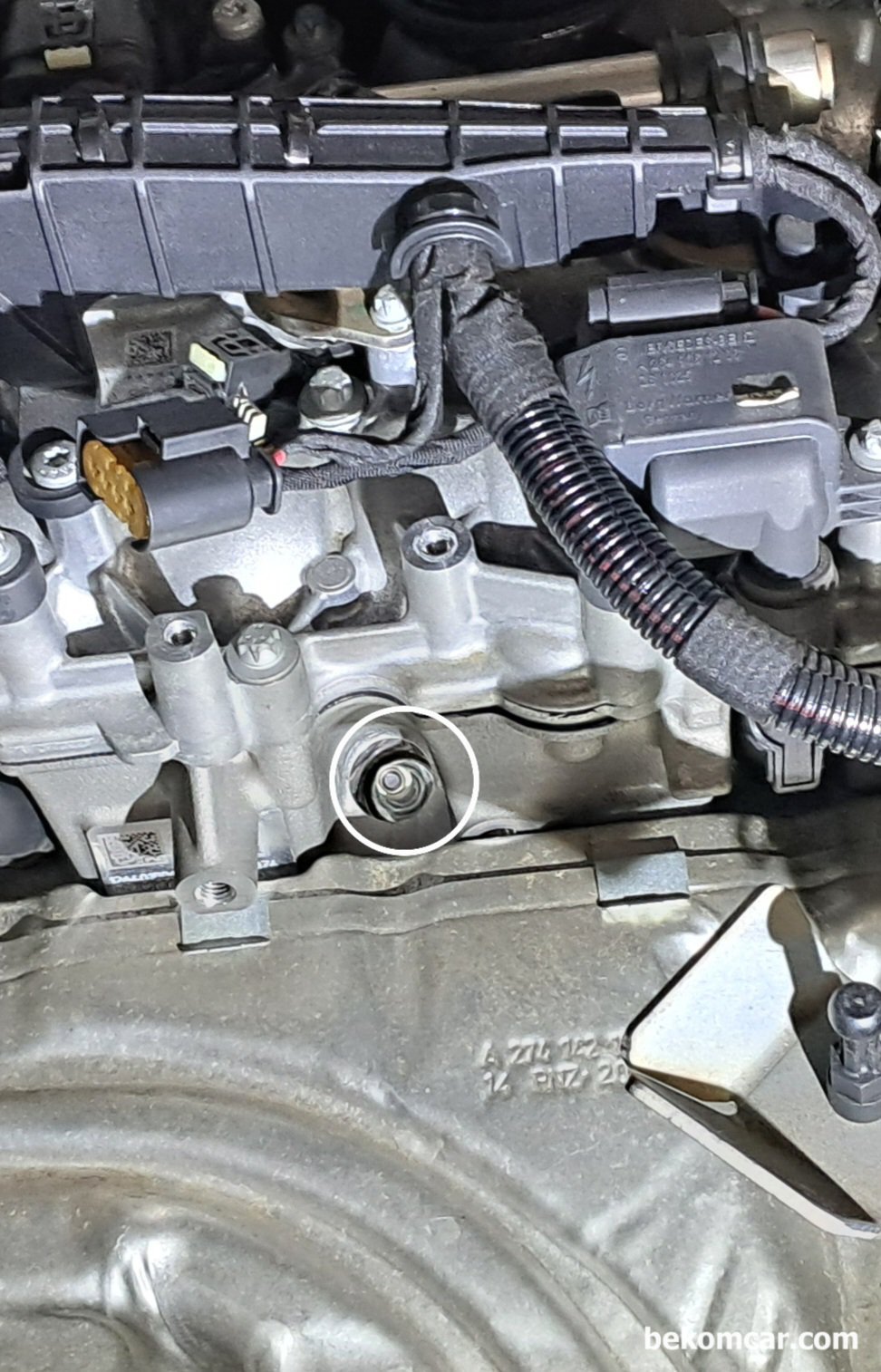 벤츠 2021 W213.086 엔진 점화플러그 소켓크기가 14mm 이지만, 공간이 상당히 타이트해서 16mm 소켓크기는 입구에서 전혀 들어갈 수 없네요, 2021년 벤츠 W213.806엔진 E350이다. 점화플러그 소켓이 날씬이 14mm 로, 16mm 소켓은 입구에서 부터 삽입이 되지 않는다. 따라서 ROTKEE 실린더아축압력센서 사용시 14mm 아답터가 이 점화플러그 소켓이 끼이지 않도록 주의한다. 아답터 머리가 16mm 소켓사용하게 되어있는데 안에서 끼이면 16mm 소켓 사용이 불 가 하기 때문에 곤혹스런 상황이 된다.|贝科姆汽车 (bekomcar)