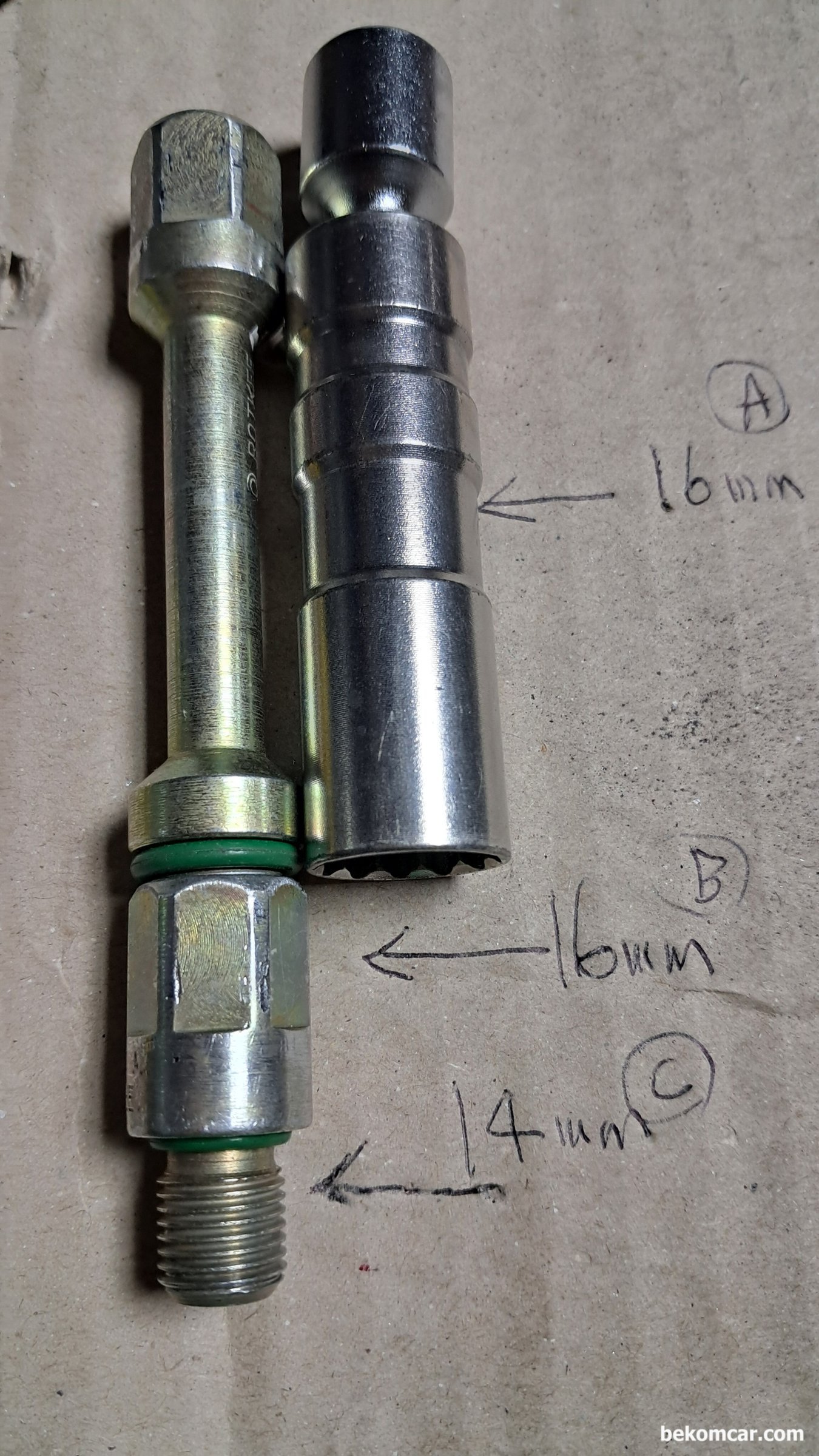 벤츠 2021 W213.086 엔진 점화플러그 소켓크기가 14mm 이지만, 공간이 상당히 타이트해서 16mm 소켓크기는 입구에서 전혀 들어갈 수 없네요, ROTKEE PS16 실린더압축압력센서 사용시 14mm 점화플러그 엔진의 경우 14mm 아답터를 16mm 호스와 튜브에 연결하여 사용한다. 그런데, 일부 타이트한 엔진의 경우 16mm 소켓 삽입 자체가 안되어, 14mm 아답터가 점화플러그 자리에 끼이게 되면 탈거 하는데 쉽지 않다. 그러니 애초에 장착시 14mm를 16mm 에 꽉 끼이게 쎄게 잠근 다음에 점화플러그 소켓에 삽입해준다. B 부분 머리가 16mm이라서 이 아답터가 끼이게 되면 16mm 소켓으로 탈거하면 되는데, 일부 엔진은 너무 타이트해서 16mm 소켓 사용이 불가한 경우가 있다.|贝科姆汽车 (bekomcar)