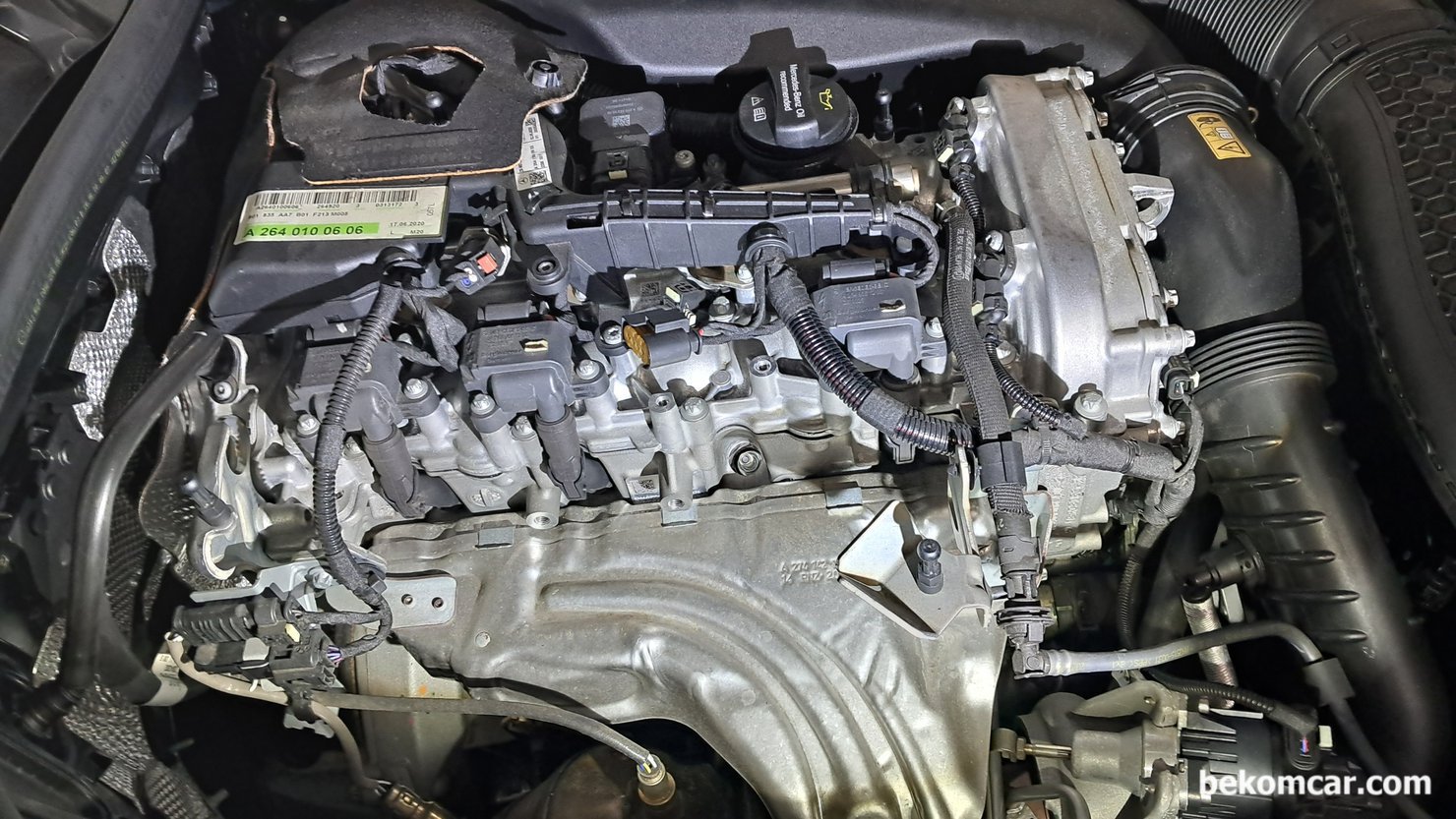 벤츠 M264엔진 (W213 E350) 엔진의 CAMTRONIC VVT 특징이 뭔가요?, 2016년 ~ 2023년 생산된 가장 실속있는 벤츠 차량으로 1991cc (2.0L) 배기량으로 트윈터보 직분사 DOHC VVT (CAMTRONIC)기술 과 압축비는 10.5:1 이다. 1.5L 와 2.0L 배기량이 있고 48V시스템, PPF (휘발유 버전의 DPF) 가 기본으로 적용되고 있다. 이후 엔진은 2023년부터 M254로 바뀌었다.|ベコムカー (bekomcar)