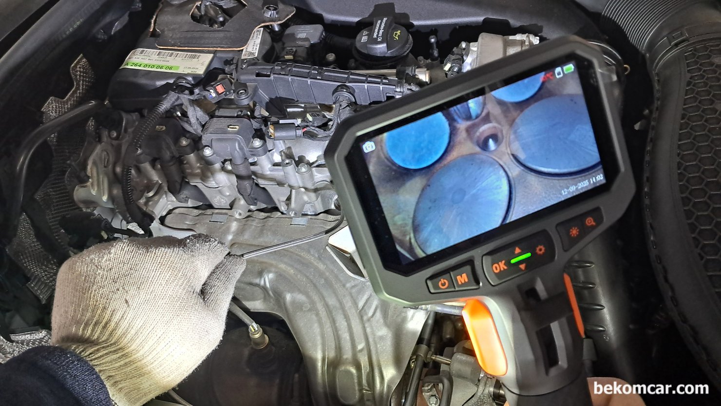 2021년 벤츠 W213.086 E350 4MATIC KCAR 중고차 구매전 실린더 내시경점검, 벤츠 2021년 W213.086 E350 4MATIC KCAR 중고차 매매상사에서 엔진점검 과정중 내시경 육안점검이다. 피스톤, 실린더, 헤드, 밸브듬 카본상태가 믿기 힘들정도로 깨끗하다.  직분사 터보엔진 TGDI엔진 특유의 카본이 거의없고 심지어 MPI차량보다 더 깨끗하다. W213 E350 내시경 점검 실린더는 2번 실린더 이다.|بيكومكار  (bekomcar)