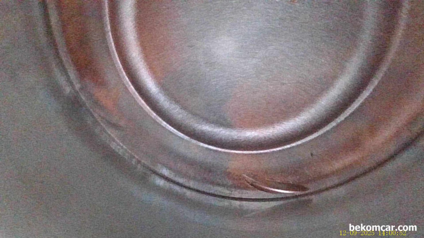 2021년 벤츠 W213.086 E350 4MATIC KCAR 중고차 구매전 실린더 내시경점검, 벤츠 2021년  W213.086 E350 4MATIC 2번 실린더 내시경 점검이다.  터보 직분사 엔진인데 피스톤 상단이나 실린더 와 피스톤 사이의 가장자리 등에 카본이 거의 없다. E350 W213 중고차 구매전 점검장소는 분당 KCAR이다.|بيكومكار  (bekomcar)