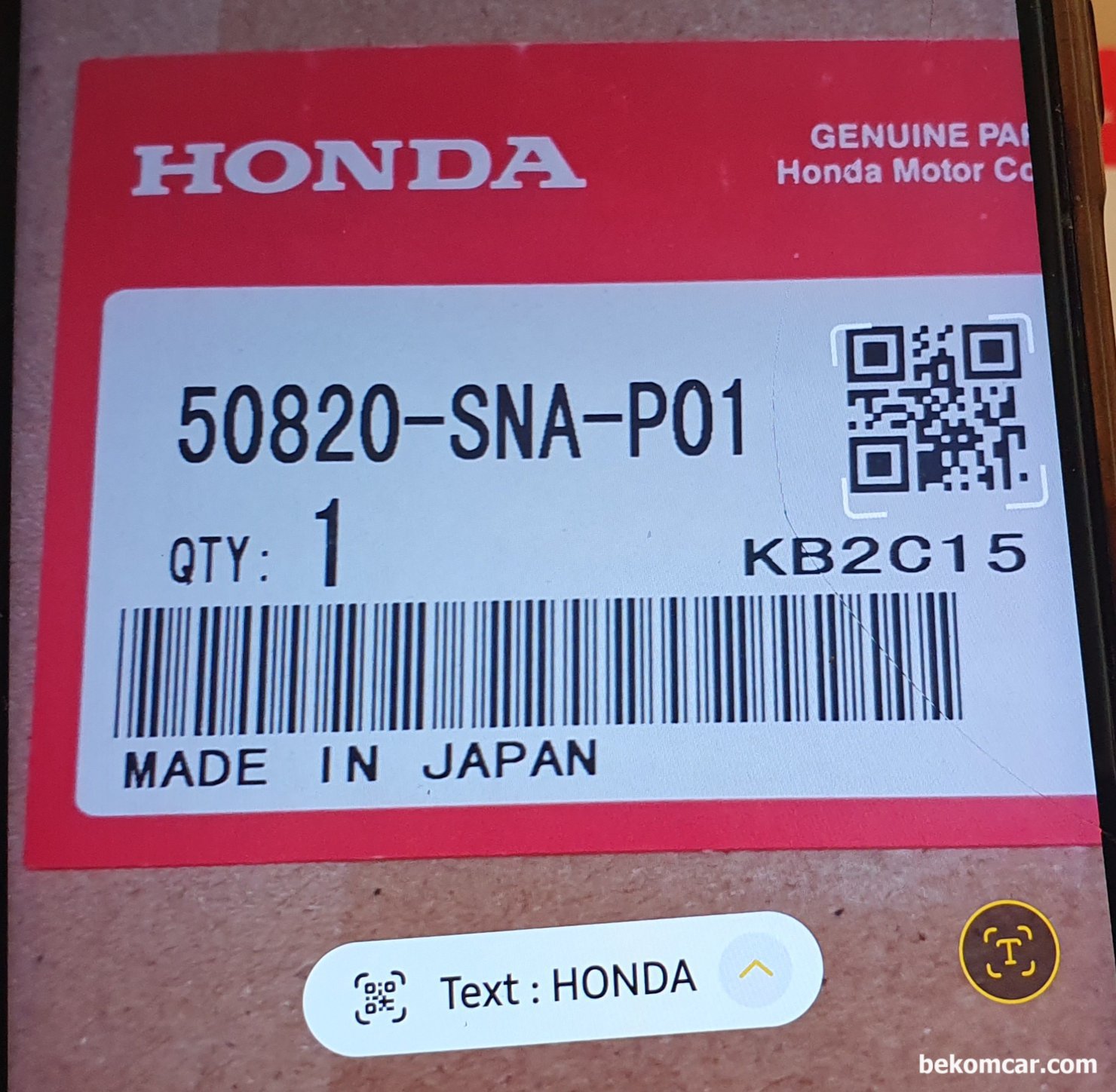 혼다 엔진마운트 주문했는데 순정인지 아닌지 어떻게 구분 할 수 있나요?, 혼다 부품에 붙어있는 라벨이다. 혼다 짝뚱 제품이다. QR코드 스캔시 부품 번호등 관리 체계 정보 대신에 그냥 HONDA 라고만 되어 있다. 그리고 사실 여러 군데 짝뚱 라벨의 흔적이 발견된다.|贝科姆汽车 (bekomcar)