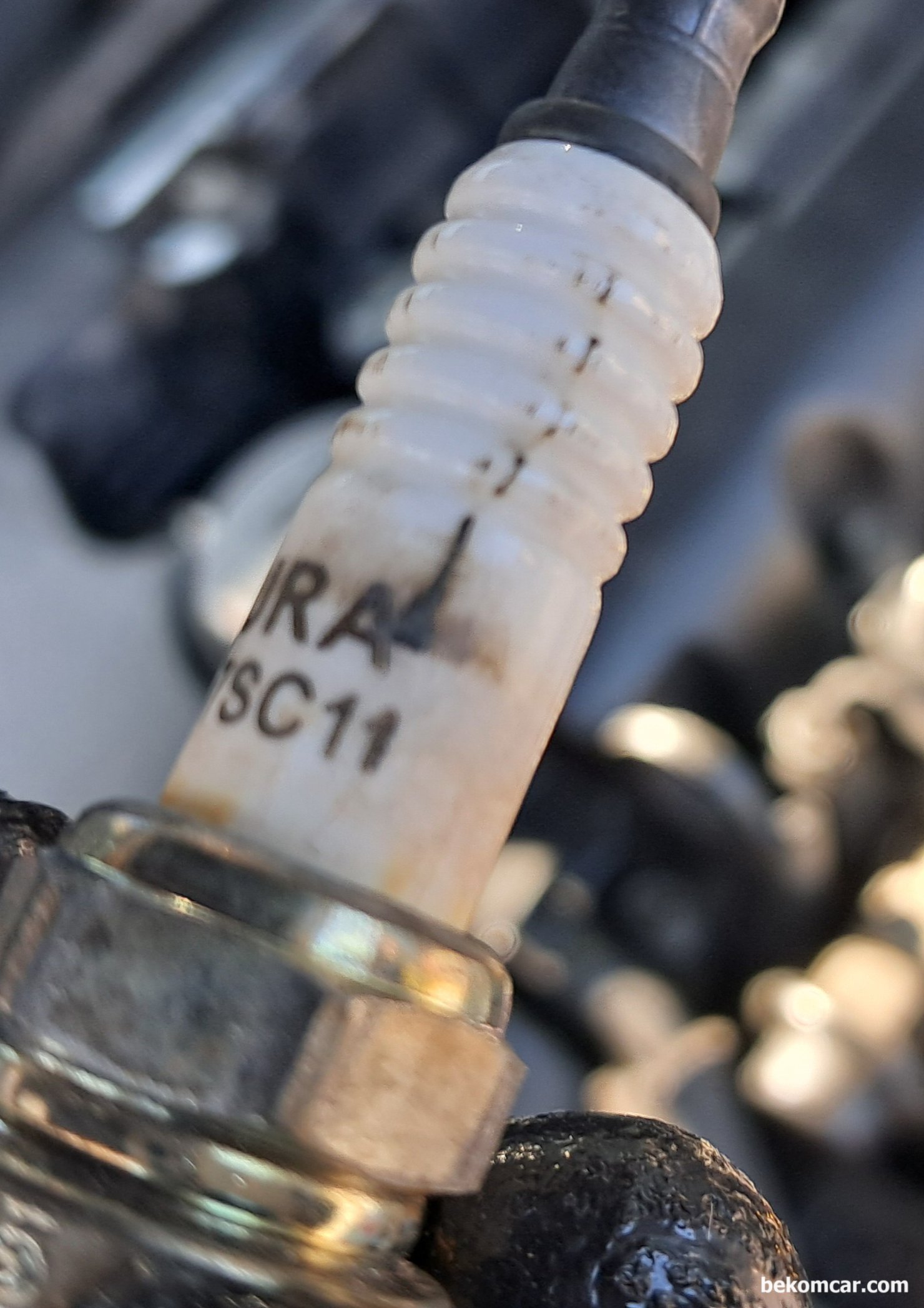 점화코일 점화플러그 인젝터 등 순정 OEM사용 권장이유, 점화플러그 카본 트렉흔적이다. 점화코일 과 인젝터도 함께 점검하는 것이 좋은상태이다.|بيكومكار  (bekomcar)