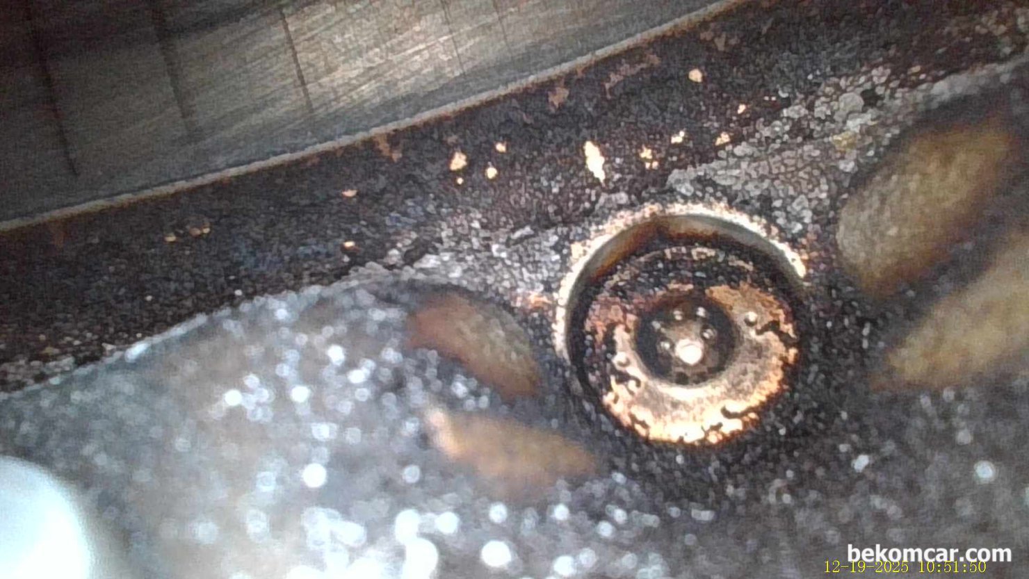 중고차 구입후 엔진내시경 점검사진, GM대우 알페온 2014년 V6 3.0L LFW GDI, GM대우 알페온 2014년 V6 3.0L LFW GDI 중고차 구입후 실린더 내시경 검사과정 이다. 인젝터 분사 노늘 부분을 좀 확대하여 살펴본다. 6개인젝터 분사 노즐 구멍이 선명하게 확인된다. 사실 실제로 보면 이 인젝터 구멍은 너무 작아서 잘 보이지도 않는다. 내시경으로 확대 했기 때문에 보이는것이다. 피스톤이 많이 올라와서 헤드. 헤드 인젝터. 실린더벽. 피스톤 상단까지 거의 한번에 확인된다. 약간의 스크래치도 함께 발견된다. 하지만 아직 공기 누설은 없는 상태이다.|베콤카 차량정밀진단