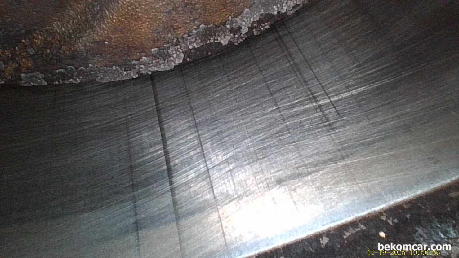 중고차 구입후 엔진내시경 점검사진, GM대우 알페온 2014년 V6 3.0L LFW GDI, GM대우 알페온 2014년 V6 3.0L LFW GDI 중고차 구입후 내시경검사로, 실린더 벽에 수직으로 된 스크래치가 확인된다. 이 정도이면 사실상 공기눌설이 있을수도 있는데, 다행히도 크랭크케이스 공기누설 측정해보니 스크래치로 인한 공기누설 (압축압력) 변화는 없는것으로 측정된다. 좀 특이한 경우이다.|베콤카 차량정밀진단