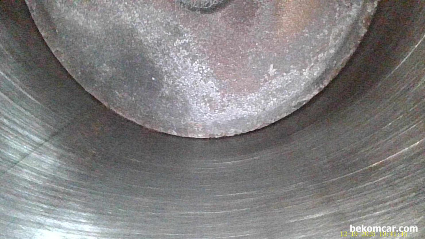 중고차 구입후 엔진내시경 점검사진, GM대우 알페온 2014년 V6 3.0L LFW GDI, GM대우 알페온 2014년 V6 3.0L LFW GDI 중고차 구입후 엔진진단 한다. 내시경으로 실린더 상태를 살펴보는데, 실린더 벽 상태가 좋은편이다. 하지만 일부 실린더에서는 수직의 스크래치가 발견되기도 했다. 현 상태에서는 오일관리 잘 하면서 카본제거 첨가제를 1만키로마다 한번씩 사용하면 좋겠다.|베콤카 차량정밀진단