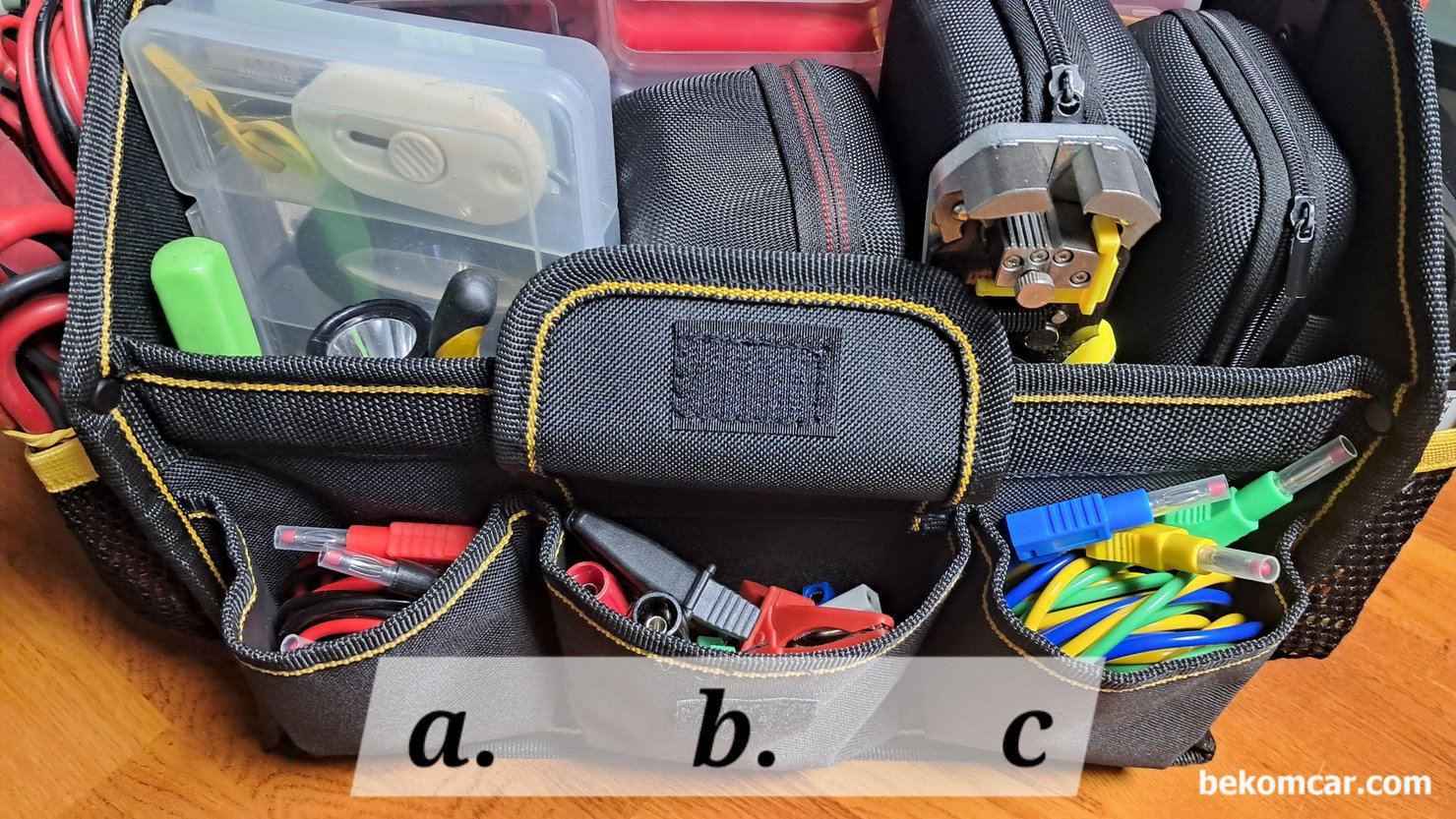 전기적 고장진단에 필요한 기본공구 가방정리, 베콤카 전기진단 공구박스, a 는 전원. 접지 (Power & Ground) 을 의미하는 검정.빨간색 2m 케이블로 4mm 바나나 잭으로 구성되어 있다. b 는 각종 악어클립등이다. 멀티미터, 테스터기 및 모든 전기적 진단 공구에 사용된다. c 는 캔 통신이나 여러가지 동시에 진단시 사용되는 4mm 케이블이다. 길이는 2m이고 파랑, 초록, 노란색 3개로 되어 있다. 그래서 검정, 빨강, 파랑, 노랑, 초록 각 2m 길이로 되어 있어 활용성이 좋다.|بيكومكار  (bekomcar)