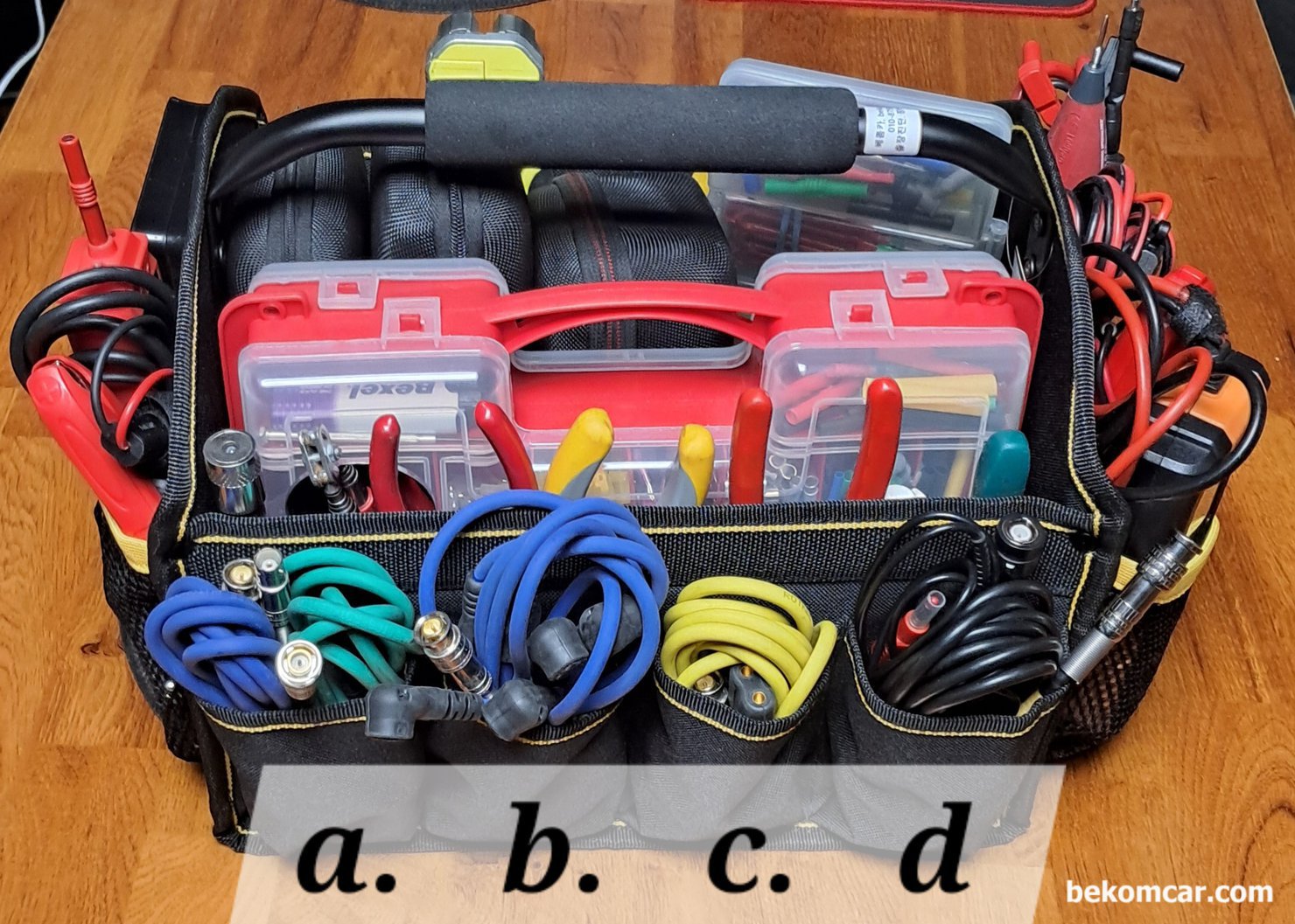 전기적 고장진단에 필요한 기본공구 가방정리, 전기고장 진단 기본공구 가방이다. a 부분은 BNC연장케이블 과 점화2차파형 측정 프로브이다. b 는 점화2차파형 측정 프로브로 1개 채널로 4개 실린더 점화파형을 측정한다. c 는 한 채널로 4개 까지 탐침봉 등을 사용 할 수 있다. 모든 센서류 솔레노이드 등 측정시 사용한다. d은 기본적인 BNC 케이블이다.|بيكومكار  (bekomcar)