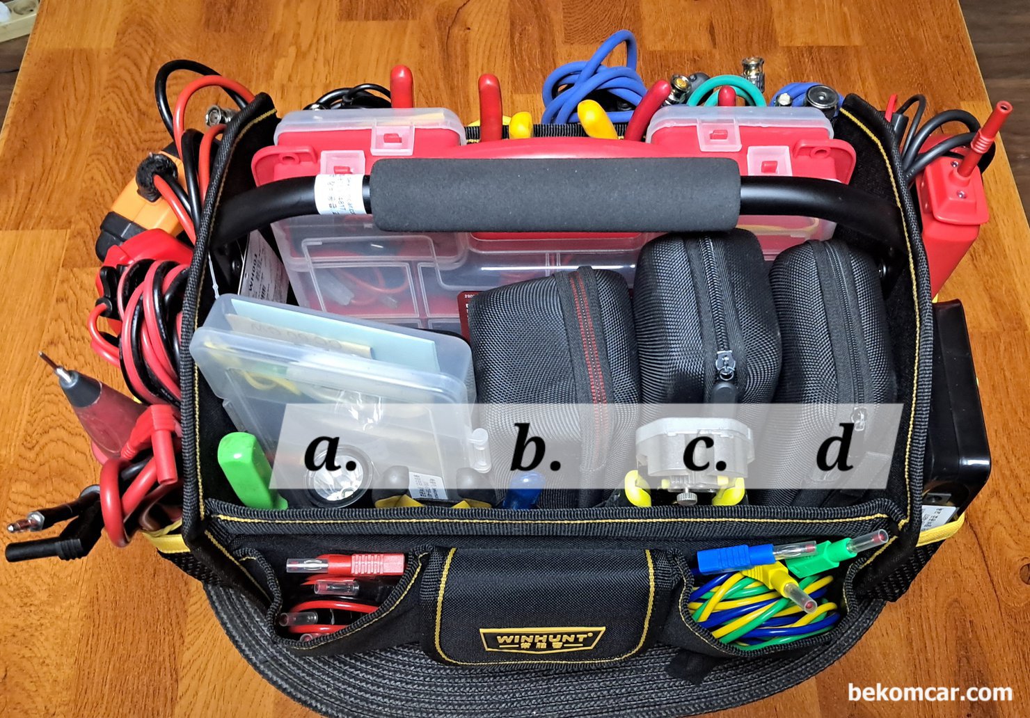 전기적 고장진단에 필요한 기본공구 가방정리, 공구박스 안쪽에 상당히 중요한것이 많은데, a는 각종 탐침봉, BNC케이블 연장대 등 다양한 악세사리가 있다. b 는 실린더압축압력센서 와 케이블등, c 는 진동센서 및 펄스센서 d 는 오실로스코프등에 사용되는 고급형 탐침봉 & 센서시뮬레이터 케이블등이 있다.|بيكومكار  (bekomcar)