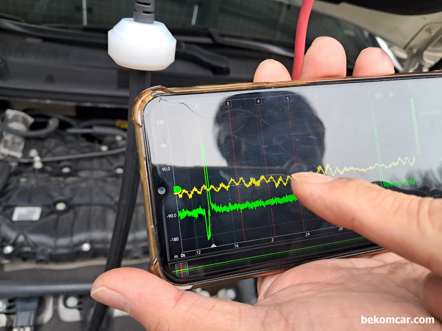 HS512Max 자동차전용 오실로스코프 활용사례, BMW Z4 점화상태  점검, 실제 휴대폰에서 HS512Max를 사용하고 있는 장면이다. 휴대폰에서 사용하기 때문에 기능. 성능이 뛰어나고 휴대성이 최고이다. 사실 수백만원 수천만원 하는 진단기에 있는 스코프보다 우리가 보통 사용하는 휴대폰 성능이 더 뛰어난 경우가 대부분이다. 진단기는 대부분 하드웨어 성능이 낮다.|بيكومكار  (bekomcar)